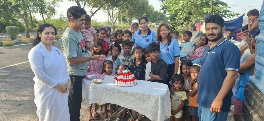 झुग्गी में रहने वाले बच्चों के चेहरों पर मुस्कान लाने के लिए आग़ाज़ चैरिटेबल ट्रस्ट ने मनाया जन्मदिन
रोहतक। आग़ाज़ चैरिटेबल ट्रस्ट द्वारा झुग्गी क्षेत्र में रहने वाले जरूरतमंद बच्चों के साथ एक भावनात्मक एवं खुशियों से भरा कार्यक्रम आयोजित किया गया। कार्यक्रम के दौरान बच्चों के साथ केक काटा गया तथा उन्हें मिठाई वितरित की गई।
ट्रस्ट का मुख्य उद्देश्य उन बच्चों के चेहरों पर खुशी और मुस्कान लाना था, जो आर्थिक परिस्थितियों के कारण अपने जन्मदिन जैसी खुशियों से वंचित रह जाते हैं। कार्यक्रम में विशेष रूप से उन बच्चों का जन्मदिन मनाया गया जिन्हें अपनी जन्मतिथि अथवा जन्मदिन के बारे में जानकारी तक नहीं है। बच्चों ने केक काटने और मिठाई बांटने के दौरान उत्साहपूर्वक भाग लिया और उनके चेहरों पर खुशी साफ दिखाई दी।
इस अवसर पर आग़ाज़ चैरिटेबल ट्रस्ट की सचिव नीरू ने कहा कि बच्चों के साथ कुछ पल खुशियां बांटना ही इस आयोजन का सबसे बड़ा उद्देश्य है। उन्होंने कहा कि समाज के जरूरतमंद बच्चों को केवल आर्थिक सहायता नहीं, बल्कि प्यार, अपनापन और सम्मान देना भी हमारी सामाजिक जिम्मेदारी है।
ट्रस्ट के पदाधिकारियों ने कहा कि आग़ाज़ चैरिटेबल ट्रस्ट भविष्य में भी जरूरतमंद एवं वंचित वर्ग के बच्चों के लिए इसी प्रकार के सेवा कार्य करता रहेगा, ताकि समाज के हर बच्चे के जीवन में खुशियों की रोशनी पहुंचाई जा सके।
कार्यक्रम में सचिव नीरू, नरेश खत्री, नीलम, परवीन मित्तल एवं एडवोकेट अजय सचदेवा उपस्थित रहे। सभी ने बच्चों के साथ समय बिताया और उन्हें मिठाई वितरित कर शुभकामनाएं दीं।
आग़ाज़ चैरिटेबल ट्रस्ट का यह प्रयास समाज में मानवता, संवेदनशीलता और सेवा भावना को मजबूत करने की दिशा में एक सराहनीय पहल है।