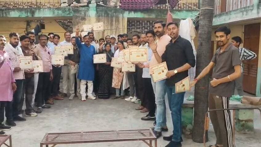 अखिल भारतीय क्षत्रिय महासभा फतेहपुर का कार्यकारिणी विस्तार, महाराणा प्रताप की प्रतिमा और शस्त्र पूजन पर बनी रणनीति
सर्वसम्मति से नए पदाधिकारियों का मनोनयन, प्रमाण पत्र देकर किया गया सम्मानित
संगठन ने समाजसेवा, संगठन विस्तार और आगामी कार्यक्रमों को लेकर तैयार किया रोडमैप
फतेहपुर | 04 अक्टूबर 2026 | दैनिक निष्पक्ष धारा
अखिल भारतीय क्षत्रिय महासभा, फतेहपुर की जिला इकाई द्वारा रविवार को हीरा लाज, कलेक्ट्रेटगंज में संगठन की महत्वपूर्ण बैठक आयोजित की गई। बैठक में संगठन के कार्यकारिणी विस्तार, महाराणा प्रताप की प्रतिमा स्थापित कराने तथा आगामी दशहरा पर्व पर भव्य शस्त्र पूजन कार्यक्रम के आयोजन को लेकर विस्तृत चर्चा की गई। बैठक की अध्यक्षता जिलाध्यक्ष विजय सिंह गौर ने की, जबकि संचालन जिला महामंत्री अंगद सिंह चंदेल ने किया।
बैठक में संगठन के विस्तार को गति देते हुए सर्वसम्मति से विभिन्न पदों पर नए पदाधिकारियों का मनोनयन किया गया। नवनियुक्त पदाधिकारियों को जिलाध्यक्ष विजय सिंह गौर ने प्रमाण-पत्र प्रदान कर मिठाई खिलाकर स्वागत एवं सम्मान किया। संगठन ने इसे समाज को मजबूत करने और युवाओं को संगठन से जोड़ने की दिशा में महत्वपूर्ण कदम बताया।
बैठक में मधु सिंह को नगर अध्यक्ष (महिला मोर्चा), लक्ष्मी सिंह को नगर उपाध्यक्ष (महिला मोर्चा), महेन्द्र सिंह को तहसील उपाध्यक्ष सदर, मनोज सिंह को तहसील संगठन मंत्री सदर, रुद्र प्रताप सिंह को तहसील उपाध्यक्ष सदर, अभिषेक सिंह को नगर संगठन मंत्री, विपेंद्र प्रताप सिंह को नगर उपाध्यक्ष, ऋषभ सिंह को खागा तहसील अध्यक्ष (चिकित्सा प्रकोष्ठ), हाकिम सिंह को नगर उपाध्यक्ष (युवा), रौनक सिंह चौहान को नगर उपाध्यक्ष, अंश सिंह चौहान को नगर संगठन मंत्री, द्वारिका सिंह एवं सत्येंद्र सिंह को बहुआ ब्लॉक उपाध्यक्ष, आशीष सिंह चौहान एडवोकेट को नगर अध्यक्ष, अनुग्रह प्रताप सिंह एडवोकेट को नगर महामंत्री तथा अंशु प्रताप सिंह एडवोकेट को नगर उपाध्यक्ष की जिम्मेदारी सौंपी गई।
कार्यक्रम में सभी नवमनोनीत पदाधिकारियों को संगठन के प्रति निष्ठा, अनुशासन और समाजहित में कार्य करने की शपथ भी दिलाई गई। जिलाध्यक्ष विजय सिंह गौर ने अपने संबोधन में कहा कि संगठन का उद्देश्य समाज को संगठित करना, गरीब एवं असहाय लोगों की सहायता करना तथा युवाओं को सकारात्मक दिशा देना है। उन्होंने बताया कि प्रत्येक रविवार को नगर, जिला एवं ब्लॉक स्तर पर कार्यकारिणी विस्तार अभियान जारी रहेगा।
बैठक में महाराणा प्रताप की प्रतिमा स्थापित कराने की योजना पर भी चर्चा हुई। साथ ही आगामी दशहरा पर्व पर पारंपरिक एवं सांस्कृतिक गरिमा के अनुरूप भव्य शस्त्र पूजन कार्यक्रम आयोजित करने का निर्णय लिया गया। संगठन पदाधिकारियों ने समाज के अधिकाधिक लोगों की सहभागिता सुनिश्चित करने का आह्वान किया।
कार्यक्रम में प्रयागराज मंडल उपाध्यक्ष नागेंद्र सिंह चौहान, तिलकराज सिंह, दीप प्रकाश सिंह, बजरंग सिंह, पंकज सिंह तोमर, राघवेंद्र सिंह, प्रीति सिंह, राजेंद्र सिंह चौहान, शिवा सिंह सेंगर, राकेश सिंह गौतम, विनय कुमार सिंह, शिवेंद्र प्रताप सिंह एडवोकेट, अविनाश प्रताप सिंह, चंदन सिंह राणा, पंकज सिंह परिहार, शौर्य प्रताप सिंह, क्रिस प्रताप सिंह, पिंकी सिंह, उपेंद्र सिंह, प्रेम बहादुर सिंह, डॉ. सत्यम सिंह चौहान, विकास सिंह गौर, रवि प्रताप सिंह एडवोकेट, अंशुमान सिंह भदौरिया, अभिषेक सिंह भदौरिया, अनिल सिंह सहित बड़ी संख्या में पदाधिकारी एवं समाज के लोग उपस्थित रहे।
संगठन पदाधिकारियों ने कहा कि समाजहित, शिक्षा, सामाजिक समरसता और सेवा के कार्यों को प्राथमिकता देते हुए संगठन आगे भी जनहित से जुड़े कार्यक्रम आयोजित करता रहेगा।
एनडी न्यूज़ की अपील
सामाजिक संगठनों की भूमिका केवल संगठन विस्तार तक सीमित न रहकर शिक्षा, स्वास्थ्य, पर्यावरण, रक्तदान, महिला सशक्तिकरण और जरूरतमंद लोगों की सहायता जैसे जनहित कार्यों में भी सक्रिय होनी चाहिए। सामाजिक एकता, संवैधानिक मूल्यों और आपसी सौहार्द को मजबूत करने वाले कार्यक्रम समाज के विकास में महत्वपूर्ण भूमिका निभाते हैं।
👇👇
#NDNews #Fatehpur #KshatriyaMahasabha #MaharanaPratap #ShastraPoojan #SocialOrganization #UttarPradesh #CommunityDevelopment #RajputSamaj #FatehpurNews
👇👇
@CMOfficeUP
@myogiadityanath
@UPGovt
@InfoDeptUP
@ChiefSecyUP
👇👇
🟥 NDNEWS | दैनिक निष्पक्ष धारा
मुख्य संपादक/संस्थापक: राजन सिंह हाड़ा
सह-संपादक: शालिनी सिंह भदौरिया
✒️रिपोर्ट: फतेहपुर जिला ब्यूरो
📍कार्यालय-3: U158,हीरा स्वीट्स के पास,विकास मार्ग,लक्ष्मी नगर,पूर्वी दिल्ली 110092 (NCR)
📍कार्यालय-2: विधानसभा रोड,बर्लिंगटन चौराहा,लखनऊ–226001 (UP)
📅 दिनांक: 04अक्टूबर 2026
📞मोबाइल:9696119696