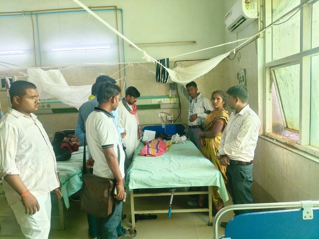 भारतीय स्वयंशक्ति संघ BSS के रक्तदान से दो वर्षीय बच्ची को मिला जीवनदान
मेडिकल कॉलेज बांदा में भर्ती मासूम के लिए रक्त की जरूरत पड़ने पर संगठन ने दिखाई तत्परता
प्रदेश आईटी सेल प्रभारी भारत कश्यप ने किया रक्तदान, जनसेवा के लिए संगठन की हुई सराहना
बांदा | 04 अक्टूबर 2026 | दैनिक निष्पक्ष धारा
बांदा जनपद के मेडिकल कॉलेज में भर्ती दो वर्षीय मासूम बच्ची के लिए समय पर किए गए रक्तदान ने मानवता की एक प्रेरणादायक मिसाल पेश की है। तिन्दवारी क्षेत्र के अमलीकौर निवासी जितेंद्र निषाद की दो वर्षीय पुत्री रामनी पीलिया और खून की कमी के कारण मेडिकल कॉलेज, बांदा में उपचाराधीन है। चिकित्सकों द्वारा रक्त की आवश्यकता बताए जाने पर भारतीय स्वयंशक्ति संघ (BSS) के पदाधिकारियों ने तत्काल सहायता के लिए पहल की।
जानकारी के अनुसार, बच्ची के मामा अच्छेलाल निषाद ने रक्त की आवश्यकता की सूचना भारतीय स्वयंशक्ति संघ के पदाधिकारियों को दी। सूचना मिलते ही संगठन के संस्थापक पंकज कश्यप मेडिकल कॉलेज पहुंचे और स्वयं रक्तदान का प्रयास किया। हालांकि ब्लड ग्रुप मेल न खाने के कारण वह रक्तदान नहीं कर सके। इसके बाद संगठन के प्रदेश आईटी सेल प्रभारी भारत कश्यप ने आगे बढ़कर रक्तदान किया, जिससे बच्ची के उपचार में आवश्यक सहायता मिल सकी।
इस दौरान दयाराम निषाद, विनोद निषाद, लवकुश निषाद, सत्यनारायण निषाद, अच्छेलाल निषाद, पूरन राय सहित संगठन के अन्य सदस्य भी मेडिकल कॉलेज में मौजूद रहे और परिजनों का मनोबल बढ़ाया। समय पर रक्त उपलब्ध होने से परिजनों ने संगठन के प्रति आभार व्यक्त किया।
भारतीय स्वयंशक्ति संघ के संस्थापक पंकज कश्यप ने कहा कि संगठन का उद्देश्य केवल सामाजिक कार्यक्रम आयोजित करना नहीं, बल्कि जरूरतमंद, गरीब और पीड़ित लोगों की हर संभव सहायता करना है। उन्होंने कहा कि रक्तदान सबसे बड़ा मानव सेवा का कार्य है और प्रत्येक स्वस्थ व्यक्ति को समय-समय पर स्वैच्छिक रक्तदान के लिए आगे आना चाहिए।
स्वास्थ्य विशेषज्ञ भी मानते हैं कि समय पर उपलब्ध रक्त कई गंभीर मरीजों की जान बचा सकता है। सामाजिक संगठनों और स्वैच्छिक रक्तदाताओं की सक्रिय भागीदारी से जरूरतमंद मरीजों को नई जिंदगी मिल सकती है।
एनडी न्यूज़ की अपील
रक्तदान महादान है। यदि आप स्वस्थ हैं और चिकित्सकीय मानकों के अनुरूप पात्र हैं तो नियमित अंतराल पर स्वैच्छिक रक्तदान अवश्य करें। आपका एक यूनिट रक्त किसी जरूरतमंद की जिंदगी बचा सकता है। सामाजिक संगठन, अस्पताल और आम नागरिक मिलकर सुरक्षित रक्त उपलब्ध कराने के अभियान को मजबूत बनाएं।
👇👇
#NDNews #दैनिक_निष्पक्ष_धारा #Banda #BloodDonation #BSS #Humanity #MedicalCollegeBanda #SaveLife #VoluntaryBloodDonation #UttarPradesh #SocialService
👇👇👇
@dgpup
@RSSorg
@UPGovt
@RSSgeet
@wpl1090
@Uppolice
@MIB_India
@PMOIndia
@HMOIndia
@VHPDigital
@InfoDeptUP
@myogioffice
@homeupgov
@CMOUP_RC
@CMOfficeUP
@ChiefSecyUP
@ChiefSecyUP
@MahantYogiG
@UpPolicemitra
@BajrangDalOrg
@UPPViralCheck
@rashtrapatibhvn
@112UttarPradesh
@UPMahilakalyan
@myogiadityanath
@bandapolice
👇👇
🟥 ND NEWS | दैनिक निष्पक्ष धारा
मुख्य संपादक / संस्थापक: राजन सिंह हाड़ा
सह-संपादक: शालिनी सिंह भदौरिया
✒️ रिपोर्ट: बांदा जिला ब्यूरो
📍 कार्यालय-3: U158, हीरा स्वीट्स के पास, विकास मार्ग, लक्ष्मी नगर, पूर्वी दिल्ली, पिन कोड – 110092 (NCR)
📍 कार्यालय-2: विधानसभा रोड, बर्लिंगटन चौराहा, लखनऊ – 226001 (UP)
📍 कार्यालय-1: 1/1 अटल बिहारी चौराहा, नियर बर्मा चौराहा, फतेहपुर – 212601 (UP)
📅 दिनांक: 04 अक्टूबर 2026
📆 दिन: रविवार
📧 Email: ndnewschannel@gmail.com
📞 मोबाइल: 9696119696