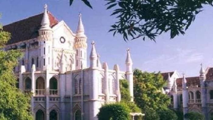 *रीवा सड़क हादसा मामले में हाई कोर्ट ने कहा - एजेंट ने प्रीमियम हड़पा फिर भी बीमा कंपनी को देना होगा क्लेम*
जबलपुर। बीमा प्रीमियम की राशि अधिकृत एजेंट द्वारा हड़प लिए जाने के आधार पर बीमा कंपनी मुआवजा देने की जिम्मेदारी से मुक्त नहीं हो सकती। हाई कोर्ट ने रीवा के सड़क हादसे से जुड़े मामले में यह महत्वपूर्ण व्यवस्था देते हुए इंडसइंड मार्केटिंग एंड फाइनेंशियल सर्विस प्राइवेट लिमिटेड की अपील निरस्त कर दी।
*गबन किया है तो इसका दायित्व कंपनी पर रहेगा*
न्यायमूर्ति विवेक अग्रवाल की एकलपीठ ने कहा कि अधिकृत एजेंट ने ग्राहक से प्रीमियम वसूलने के बाद उसका गबन किया है तो इसका दायित्व कंपनी पर रहेगा। एजेंट की धोखाधड़ी को आधार बनाकर पीड़ित को बीमा क्लेम से वंचित नहीं किया जा सकता।
*हाइवा की टक्कर से शनी बंसल की मृत्यु हो गई थी*
मामला 29 जून 2019 का है। रीवा में सुबह करीब 8:30 बजे तेज रफ्तार हाइवा की टक्कर से 15 वर्षीय शनी बंसल की मृत्यु हो गई थी। दुर्घटना के बाद पीड़ित पक्ष ने मोटर दुर्घटना दावा अधिकरण में मुआवजे के लिए दावा प्रस्तुत किया। अधिकरण ने 22 अक्टूबर 2024 को मुआवजा देने का आदेश पारित किया था।
*शाखा प्रबंधक की ओर से अपील दायर की गई थी*
आदेश को चुनौती देते हुए कंपनी के शाखा प्रबंधक की ओर से हाई कोर्ट में अपील दायर की गई थी। कंपनी की ओर से दलील दी गई कि ग्राहकों से बीमा प्रीमियम वसूलने वाले प्रतिनिधि ने कई ग्राहकों की राशि का गबन कर लिया और उसे कंपनी के पास जमा नहीं किया। इसलिए कंपनी को बीमा क्लेम का भुगतान करने के लिए जिम्मेदार नहीं ठहराया जा सकता।
*कृत्य के लिए संबंधित संस्था जिम्मेदारी*
हाई कोर्ट ने इस दलील को स्वीकार नहीं किया। एकलपीठ ने प्रतिनिधिक दायित्व के सिद्धांत का उल्लेख करते हुए कहा कि अधिकृत एजेंट अपने कार्य के दौरान धोखाधड़ी करता है तो उसके कृत्य के लिए संबंधित संस्था जिम्मेदारी से बच नहीं सकती।
*निर्धारित मुआवजे का भुगतान करने का रास्ता साफ हो गया*
एजेंट द्वारा प्रीमियम की राशि का गबन किया जाना बीमा कंपनी को क्लेम भुगतान के दायित्व से मुक्त करने का आधार नहीं है। कोर्ट ने मोटर दुर्घटना दावा अधिकरण के आदेश को बरकरार रखते हुए कंपनी की अपील खारिज कर दी। इसके साथ ही पीड़ित पक्ष को निर्धारित मुआवजे का भुगतान करने का रास्ता साफ हो गया।