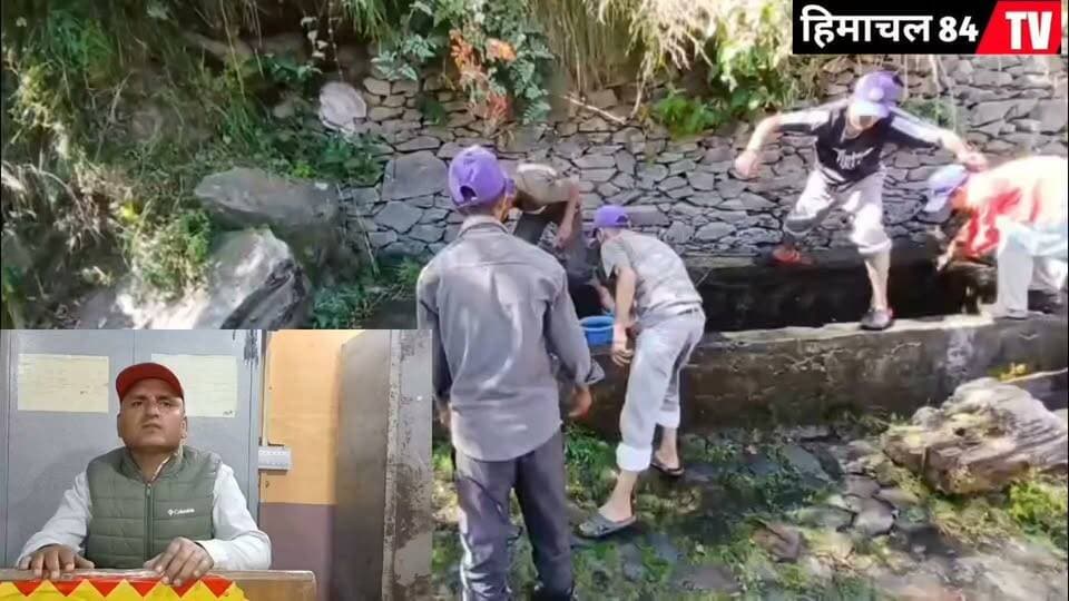 एनएसएस शिविर के चौथे दिन सिलपड़ी में स्वच्छता अभियान, जागरूकता रैली।
हिमाचल 84 टीवी ब्यूरो भरमौर (मांधा)।
राजकीय वरिष्ठ माध्यमिक विद्यालय मांधा के राष्ट्रीय सेवा योजना (एनएसएस) शिविर के चौथे दिन स्वयंसेवियों ने गोद लिए गए गांव सिलपड़ी में स्वच्छता अभियान चलाकर ग्रामीणों को स्वच्छता एवं जल संरक्षण के प्रति जागरूक किया। कार्यक्रम का आयोजन एनएसएस कार्यक्रम अधिकारियों सुभाष शर्मा एवं कामिनी शर्मा के मार्गदर्शन में किया गया।
अभियान के दौरान एनएसएस स्वयंसेवकों ने गांव के विभिन्न स्थानों पर साफ-सफाई की तथा लोगों को स्वच्छ वातावरण बनाए रखने के लिए प्रेरित किया। इसके उपरांत स्वयंसेवकों ने जागरूकता रैली निकालकर ग्रामीणों को स्वच्छता का संदेश दिया। रैली के माध्यम से लोगों से अपने आसपास गंदगी न फैलाने, कूड़ा-कचरा निर्धारित स्थान पर डालने तथा सार्वजनिक स्थलों को स्वच्छ रखने की अपील की गई।
कार्यक्रम अधिकारी सुभाष शर्मा ने स्वयंसेवियों को संबोधित करते हुए कहा कि स्वच्छता केवल किसी एक व्यक्ति की जिम्मेदारी नहीं, बल्कि समाज के प्रत्येक नागरिक का दायित्व है। उन्होंने स्वयंसेवकों से स्वच्छता को दैनिक जीवन का हिस्सा बनाने और दूसरों को भी इसके प्रति जागरूक करने का आह्वान किया।
उन्होंने जल संरक्षण के महत्व पर प्रकाश डालते हुए पानी की बर्बादी रोकने और जल स्रोतों को स्वच्छ रखने की अपील की। साथ ही ग्रामीणों से भी स्वच्छता एवं जल संरक्षण के लिए सक्रिय सहयोग देने का आग्रह किया।
इस अवसर पर कार्यक्रम अधिकारी कामिनी शर्मा सहित एनएसएस स्वयंसेवक उपस्थित रहे। स्वयंसेवकों ने पूरे उत्साह के साथ स्वच्छता अभियान और जागरूकता रैली में भाग लिया।