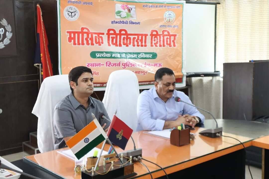 पुलिस लाइन में आयोजित मासिक चिकित्सा शिविर में जिलाधिकारी ने कराया स्वास्थ्य परीक्षण
पुलिस कर्मियों एवं उनके परिजनों को नियमित स्वास्थ्य परीक्षण कराने के लिए किया प्रेरित
पुलिस लाइन परिसर में आयोजित मासिक चिकित्सा शिविर में आज जिलाधिकारी श्री आनंद वर्द्धन ने प्रतिभाग कर स्वयं अपना स्वास्थ्य परीक्षण कराया। शिविर में एलोपैथिक एवं आयुर्वेदिक चिकित्सा विभाग की टीमों द्वारा पुलिस कर्मियों एवं उनके परिजनों का स्वास्थ्य परीक्षण कर आवश्यक चिकित्सकीय परामर्श प्रदान किया गया।
इस अवसर पर जिलाधिकारी ने कहा कि नियमित स्वास्थ्य परीक्षण से शरीर में होने वाली बीमारियों का समय रहते पता लगाया जा सकता है, जिससे उनका समय पर बेहतर उपचार संभव होता है। उन्होंने समस्त पुलिस कर्मियों एवं उनके परिजनों को प्रत्येक माह आयोजित होने वाले चिकित्सा शिविर में अनिवार्य रूप से स्वास्थ्य परीक्षण कराने के लिए प्रेरित किया।
जिलाधिकारी ने पुलिस कर्मियों को स्वास्थ्य के प्रति जागरूक रहने तथा नियमित रूप से चिकित्सा शिविर में प्रतिभाग कर स्वास्थ्य की जांच कराने की सलाह दी। उन्होंने पुलिस कर्मियों से अपने परिजनों को भी नियमित स्वास्थ्य परीक्षण के लिए प्रेरित करने का आह्वान किया।
इस दौरान पुलिस अधीक्षक श्री कमलेश बहादुर ने भी चिकित्सा शिविर में अपना स्वास्थ्य परीक्षण कराया। उन्होंने भी पुलिस कर्मियों को स्वास्थ्य के प्रति सजग रहने तथा उपलब्ध चिकित्सा सुविधाओं का नियमित रूप से लाभ उठाने के लिए प्रेरित किया।