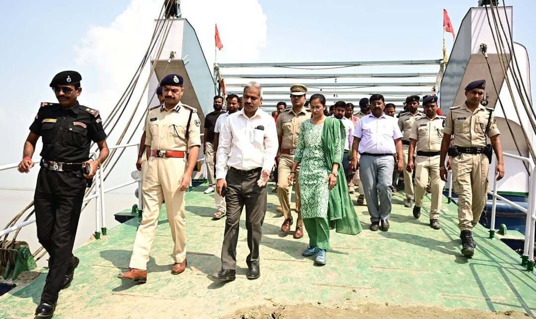 विक्रमशिला पुल बंद होने के बाद फेरी सेवा का आयुक्त ने लिया जायजा, 12 जहाज चलाने की तैयारी...... see more