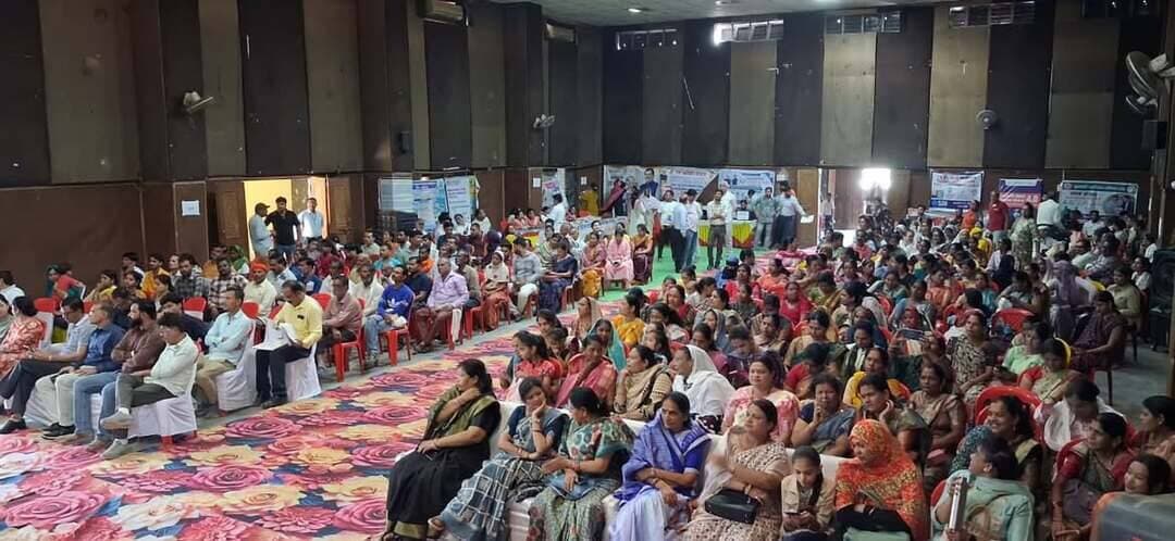 जो पात्र हितग्राही छूट गया, उसे प्रधानमंत्री आवास का लाभ जरूर मिलना चाहिए - विधायक श्री मलैया
==
केवल हितलाभ देना पर्याप्त नहीं है, बल्कि आमजन का विश्वास जीतना भी जरूरी - कलेक्टर श्री यादव
==
सेवा सेतु शिविर में 18 विभागों की योजनाओं का मिला लाभ,
==
110 हितग्राहियों को ₹51.42 लाख के हितलाभ वितरित
===
सेवा सेतु अभियान का मुख्य उद्देश्य आमजन और शासन-प्रशासन के बीच की दूरी को समाप्त करना है, ताकि नागरिक एक ही मंच पर अपनी समस्याएं रख सकें और शासन-प्रशासन के अधिकारी, कर्मचारी एवं जनप्रतिनिधि उनकी बात सुनकर प्रभावी समाधान सुनिश्चित कर सकें। अभियान के माध्यम से शासन-प्रशासन को अधिक संवेदनशील और जवाबदेह बनाना तथा पात्र हितग्राहियों को शासन की योजनाओं का लाभ सम्मानपूर्वक, समय पर और पारदर्शी तरीके से दिलाना सुनिश्चित किया जा रहा है।
सेवा सेतु शिविर में नागरिकों को विभिन्न शासकीय जनकल्याणकारी योजनाओं का लाभ प्रदान किया गया। शिविर में 18 विभागों की हितग्राहीमूलक योजनाओं के लगभग 110 हितग्राहियों को हितलाभ वितरित किए गए। इस दौरान कुल ₹51 लाख 42 हजार की राशि के हितलाभ प्रदान किए गए।
दमोह विधायक जयंत मलैया ने कहा क्षेत्र में ऐसी कई बहनें और परिवार हैं, जिन्हें प्रधानमंत्री आवास योजना का लाभ नही मिला उनको भी लाभान्वित किया जायेगा। उन्होंने सेवा सेतु अभियान के माध्यम से पात्र हितग्राहियों की पहचान कर उन्हें शासन की जनकल्याणकारी योजनाओं का लाभ उपलब्ध कराने की बात कही।
कलेक्टर प्रताप नारायण यादव ने कहा केवल हितलाभ देना पर्याप्त नहीं है, बल्कि आमजन का विश्वास जीतना भी जरूरी है। उन्हें यह भरोसा होना चाहिए कि शासन-प्रशासन में उनकी बात सुनी जाती है और उनकी समस्या का समाधान किया जाता है। उन्होंने कहा आमजन के लिए केवल कार्यालय, पद, नियम अथवा प्रक्रिया महत्वपूर्ण नहीं है, बल्कि उसे मिलने वाली सेवा, सम्मान और उसकी समस्या के समाधान का वास्तविक महत्व है।
उन्होंने उपस्थित अधिकारी-कर्मचारियों से कहा सेवा सेतु अभियान का उद्देश्य केवल काउंटर लगाकर आवेदन प्राप्त करना नहीं, बल्कि प्रत्येक आवेदन का प्रभावी निराकरण करना है। अधिकारियों को मानवीय दृष्टिकोण अपनाते हुए कानून के दायरे में पात्र व्यक्ति को योजनाओं का लाभ दिलाना चाहिए, ताकि आमजन के बीच शासन-प्रशासन के प्रति विश्वास और मजबूत हो सके।
कलेक्टर ने कहा कई बार शासन की योजनाएं फाइलों तक सीमित रह जाती हैं, जबकि उनका वास्तविक उद्देश्य तभी पूरा होता है, जब योजनाओं का लाभ पात्र व्यक्ति तक पहुंचे। ऐसे अभियानों के माध्यम से प्रशासन की संवेदनशीलता और सक्रियता योजनाओं को धरातल तक पहुंचाने में महत्वपूर्ण भूमिका निभाती है। उन्होंने कहा किसी एक समस्या का प्रभावी निराकरण भी आमजन के जीवन में बड़ा परिवर्तन ला सकता है।
उन्होंने स्ट्रीट वेंडर योजना का उदाहरण देते हुए कहा कोविड काल में अनेक लोगों को ₹10 हजार से ₹15 हजार तक के छोटे ऋण उपलब्ध कराए गए थे। विषम परिस्थितियों में यह राशि उनके लिए बेहद उपयोगी साबित हुई और उन्हें अपने जीवन-यापन का सहारा मिला। उन्होंने कहा शासन की छोटी-सी सहायता भी जरूरतमंद व्यक्ति के जीवन में बड़ा बदलाव ला सकती है।
कलेक्टर श्री यादव ने अधिकारी-कर्मचारियों से कहा कि वे सेवा को अपना संकल्प बनाएं। उन्होंने कहा कि आमजन की सेवा करना केवल शासकीय दायित्व नहीं, बल्कि समाज के प्रति जिम्मेदारी भी है। “नर सेवा ही नारायण सेवा है” की भावना के साथ कार्य करते हुए प्रत्येक पात्र व्यक्ति तक शासन की योजनाओं का लाभ पहुंचाना ही सेवा सेतु अभियान की वास्तविक सफलता होगी।
इस अवसर पर रमन खत्री, संजय सेन, महेश पटेल, रामेश्वर चौधरी ने भी शासन की योजनाओ और संकल्प सेवा अभियान के संबंध में अपनी बात विस्तार से रखी।
सीएमओ राजेन्द्र सिंह लोधी ने कहा शिविर में मत्स्य विभाग द्वारा हितग्राहियों को 10 वर्षों की अवधि के लिए मत्स्य पट्टे प्रदान किए गए। वहीं लाड़ली बहना योजना के प्रमाण-पत्र वितरित किए गए। सामाजिक न्याय विभाग के माध्यम से दिव्यांग पेंशन एवं वृद्धावस्था पेंशन योजना के हितग्राहियों को लाभान्वित किया गया।
उन्होने कहा नगरपालिका दमोह द्वारा प्रधानमंत्री आवास योजना 2.0 (द्वितीय चरण) के अंतर्गत 30 हितग्राहियों को प्रथम किस्त के रूप में ₹30 लाख की राशि आवंटित की गई तथा हितग्राहियों को प्रमाण-पत्र जारी किए गए। इसके साथ ही प्रधानमंत्री स्ट्रीट वेंडर्स योजना के हितग्राहियों को भी योजनांतर्गत लाभ प्रदान किया गया। श्री लोधी ने कहा सेवा सेतु शिविर का उद्देश्य विभिन्न विभागों की योजनाओं का लाभ पात्र हितग्राहियों तक सहज और प्रभावी तरीके से पहुंचाना है।