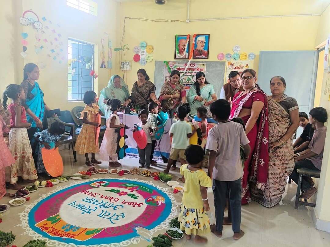 आंगन मिलन सेवा कार्यक्रम के माध्यम से पोषण, स्वास्थ्य और बाल विकास का संदेश घर-घर पहुंचा।
जिले के विभिन्न आंगनबाड़ी केंद्रों में आयोजित कार्यक्रम में स्वस्थ शिशु प्रतियोगिता, मेरी पौष्टिक थाली प्रदर्शन एवं खिलौना दान जैसी गतिविधियों के माध्यम से बच्चों और अभिभावकों को जागरूक किया गया।
इस अवसर पर पोषण शपथ एवं बाल विवाह मुक्त छत्तीसगढ़ की शपथ दिलाकर जनभागीदारी का संदेश दिया गया। साथ ही पर्यावरण संरक्षण और हरियाली को बढ़ावा देने के उद्देश्य से पौधा वितरण भी किया गया।
#SushasanSarkar #सुशासन_सरकार #AanganMilanSeva #आंगन_मिलन_सेवा #SevaSankalpYatra #सेवा_संकल्प_यात्रा #PoshanAbhiyan #पोषण_अभियान #Chhattisgarh
Department of Women & Child Development, Government of Chhattisgarh Department of Women and Child Development