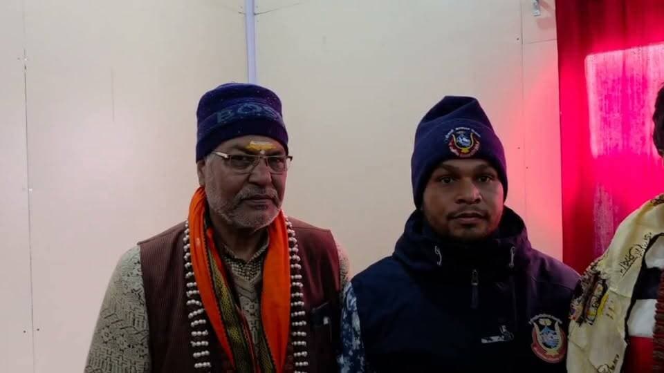🏔️ केदारनाथ धाम पहुंचे क्रिकेटर उमेश यादव 🙏🏏
विश्व प्रसिद्ध केदारनाथ धाम में भारतीय क्रिकेटर उमेश यादव ने बाबा केदार के दर्शन कर पूजा-अर्चना की। उन्होंने बाबा केदार से देश-प्रदेश की सुख-समृद्धि और खुशहाली की कामना की। 🙏
उमेश यादव के धाम पहुंचने की खबर मिलते ही श्रद्धालुओं और क्रिकेट प्रशंसकों में भी खासा उत्साह देखने को मिला।
मौसम में सुधार के बाद केदारनाथ यात्रा ने भी रफ्तार पकड़ ली है और बड़ी संख्या में श्रद्धालु बाबा केदार के दर्शन के लिए धाम पहुंच रहे हैं। 🔱
हर हर महादेव 🚩
जय बाबा केदार 🙏
#Kedarnath #UmeshYadav #BabaKedar #KedarnathDham #Uttarakhand #Rudraprayag #Cricket #HarHarMahadev #JaiBabaKedar