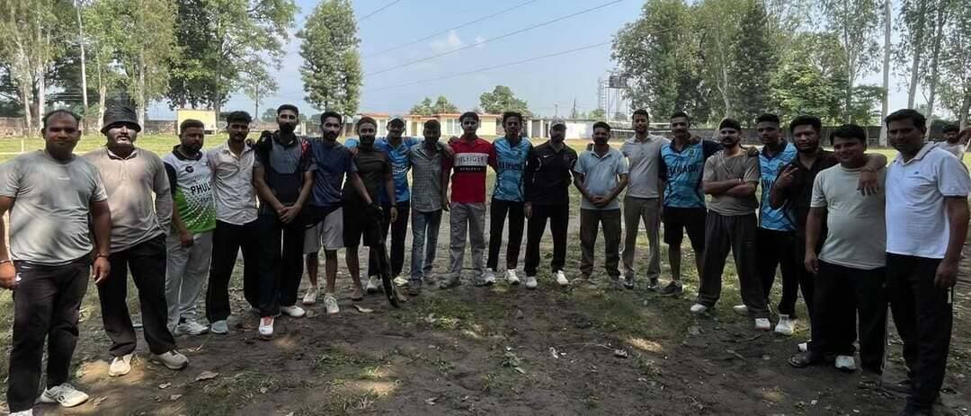 खेलों से जुड़ें युवा, नशे से रहें दूर : पवन शर्मा
फूलपुर क्रिकेट टीम को क्रिकेट ड्रेस वितरित कर बढ़ाया खिलाड़ियों का उत्साह
न्यूज़ देशआदेश
पाँवटा साहिब। युवा कांग्रेस पाँवटा साहिब के शिवपुर जोन अध्यक्ष श्री पवन शर्मा ने ग्राम पंचायत फूलपुर की क्रिकेट टीम को क्रिकेट ड्रेस वितरित कर खिलाड़ियों का उत्साहवर्धन किया। इस अवसर पर युवा कांग्रेस पाँवटा साहिब के अध्यक्ष श्री मोहित सैनी, संजू सैनी सहित नवादा एवं शिवपुर पंचायतों के क्रिकेट खिलाड़ी उपस्थित रहे।
पवन शर्मा ने कहा कि युवा देश और समाज की ताकत हैं। उन्हें खेलों से जोड़कर नशे जैसी सामाजिक बुराई से दूर रखना हम सभी की सामूहिक जिम्मेदारी है। खेल युवाओं में अनुशासन, आत्मविश्वास, नेतृत्व और टीम भावना को मजबूत करते हैं।
उन्होंने कहा कि ग्रामीण क्षेत्रों में छिपी खेल प्रतिभाओं को मंच और प्रोत्साहन देने के साथ-साथ नशे के खिलाफ जागरूकता अभियान को भी मजबूती दी जाएगी। स्वस्थ और नशामुक्त युवा ही मजबूत समाज की नींव हैं।
उन्होंने युवाओं से आह्वान किया कि मैदान को अपना साथी बनाएं, नशे को नहीं।