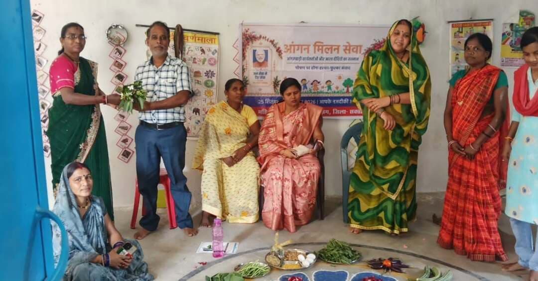 सेवा संकल्प अभियान के अंतर्गत ‘आंगन मिलन सेवा कार्यक्रम’ के तहत जिले के विभिन्न आंगनबाड़ी केंद्रों में आंगनबाड़ी सम्मान एवं मातृसंवाद कार्यक्रम आयोजन कर रहे है।
इस दौरान गर्भवती महिलाओं की गोद भराई की गई तथा माताओं, आंगनबाड़ी कार्यकर्ताओं एवं सहायिकाओं का सम्मान किया गया।
कार्यक्रम के माध्यम से लोगों को पौष्टिक आहार अपनाने तथा शासन की विभिन्न जनकल्याणकारी योजनाओं का लाभ लेने के लिए जागरूक किया गया।
#AanganMilanSeva
#सेवा_संकल्प_अभियान #SevaSankalpAbhiyan #SevaSankalp #JanSeva JanBhagidari