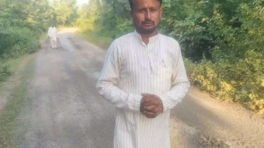 सतना जिले मझगवां ब्लॉक अंतर्गत ग्राम पंचायत गोपालपुर के ग्राम बनसांकर मोड़ से भंवर से बलभद्रपुर महुआडांडी पहाड़ीखेड़ा पहुंच मार्ग की हालत इतने कम समय में बनने के बाद क्यों उखाड़ गई आखिर इसका जिम्मेदार भी है कोई जो ध्यान दे सके।।
कैसी मुख्यमंत्री सड़क है जो समय से पहले उखड़ जाए , ऐसा भ्रष्टाचार करने के लिए ठेकेदार को छूट मिली है या और कोई कारण है।।
बोर्ड कुछ कह रहा है सड़क कुछ और
आखिर माजरा क्या है क्या जंगल का सहारा लेकर मंगल किया गया है ,बहुत गंभीर विषय है
राजाराम यादव
AAP का सेवक