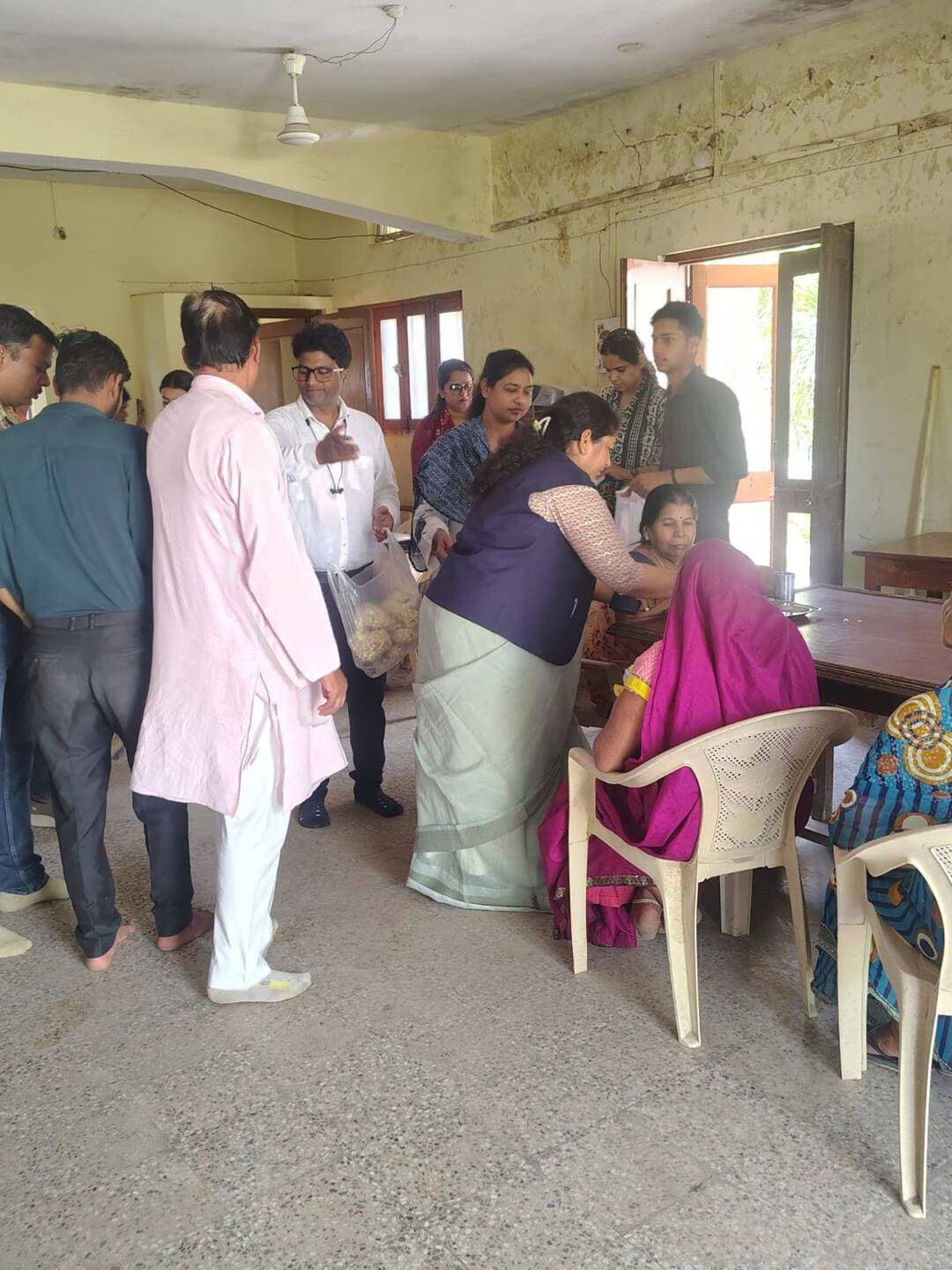 सेवा संकल्प के तहत वृद्धजनों की सेवा में आगे आए सीएमसीएलडीपी के विद्यार्थी
चन्द्राशय वृद्धाश्रम में फल, बिस्किट, दूध और गर्म कपड़ों का किया वितरण
-----
सतना 04 अक्टूबर 2026/जनअभियान परिषद जिला #सतना के अंतर्गत मुख्यमंत्री सामुदायिक नेतृत्व क्षमता विकास पाठ्यक्रम (सीएमसीएलडीपी) के विद्यार्थियों द्वारा 4 अक्टूबर 2026 को सेवा संकल्प के तहत वृद्धजन सेवा कार्यक्रम आयोजित किया गया। इस दौरान विद्यार्थियों ने डॉ. लालता प्रसाद खरे चन्द्राशय वृद्धाश्रम पहुंचकर वृद्धजनों से आत्मीय मुलाकात की और उनके साथ समय बिताकर सेवा एवं संवेदना का संदेश दिया। कार्यक्रम में विद्यार्थियों ने वृद्धजनों को फल, बिस्किट एवं दूध वितरित किए। आगामी ठंड के मौसम को देखते हुए वृद्धजनों को ठंड से बचाव के लिए गर्म कपड़े भी प्रदान किए गए। विद्यार्थियों ने वृद्धजनों से उनके सुख-दुःख साझा किए और उनका आशीर्वाद प्राप्त किया। यह सेवा कार्य जनअभियान परिषद जिला सतना के जिला समन्वयक आशीष ताम्रकार के मार्गदर्शन में आयोजित हुआ। कार्यक्रम में सीएमसीएलडीपी के परामर्शदाता श्री राजनारायण सेन, श्रीमती अलका द्विवेदी, श्री संजय नामदेव एवं श्रीमती अर्चना त्रिपाठी की सक्रिय सहभागिता रही।
नवांकुर संस्था श्री राम जन सेवा संस्थान, विकासखंड सोहावल, सेक्टर-04 भर्जुना के संस्था प्रतिनिधि अनिल त्रिपाठी का भी सेवा कार्य में विशेष योगदान रहा। वहीं भाजपा भर्जुना मंडल अध्यक्ष श्रीमती आकांक्षा सिंह ने भी वृद्धजनों की सेवा में सहभागिता करते हुए विद्यार्थियों के प्रयास की सराहना की। उन्होंने कहा कि वरिष्ठ नागरिकों की सेवा और सम्मान समाज की सामूहिक जिम्मेदारी है। सीएमसीएलडीपी के विद्यार्थियों ने कहा कि सेवा संकल्प केवल एक गतिविधि नहीं, बल्कि जरूरतमंदों एवं वरिष्ठ नागरिकों के प्रति सम्मान, संवेदना और सामाजिक उत्तरदायित्व की भावना विकसित करने का माध्यम है। कार्यक्रम के माध्यम से विद्यार्थियों ने “सेवा ही समाज निर्माण का आधार है” का संदेश दिया। इस अवसर पर उपस्थित विद्यार्थियों एवं सदस्यों ने भविष्य में भी वृद्धजनों तथा समाज के जरूरतमंद वर्गों की सहायता के लिए निरंतर सेवा कार्य करने का संकल्प लिया।
#JansamparkMP
#SevaSankalpAbhiyan
#सेवा_संकल्प_अभियान
CM Madhya Pradesh
Dr Mohan Yadav