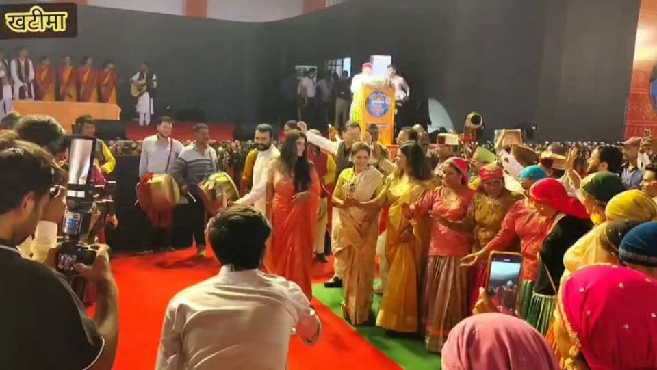 #खबर #खटीमा✍️
#खटीमा आदि रंगोत्सव के उद्घाटन अवसर पर सीएम धामी जौनसार कलाकारों के बीच झूमे,
#हनुमान अंश की टीम भी सीएम धामी के साथ जौनसार कलाकारों के ढोल की थाप पर झूमी,
#सीएम धामी ने पारंपरिक ढोल बजा आदि रंगोत्सव में जमाया रंग,,
बेबाक उत्तराखंड #डिजिटल✍️✍️✍️