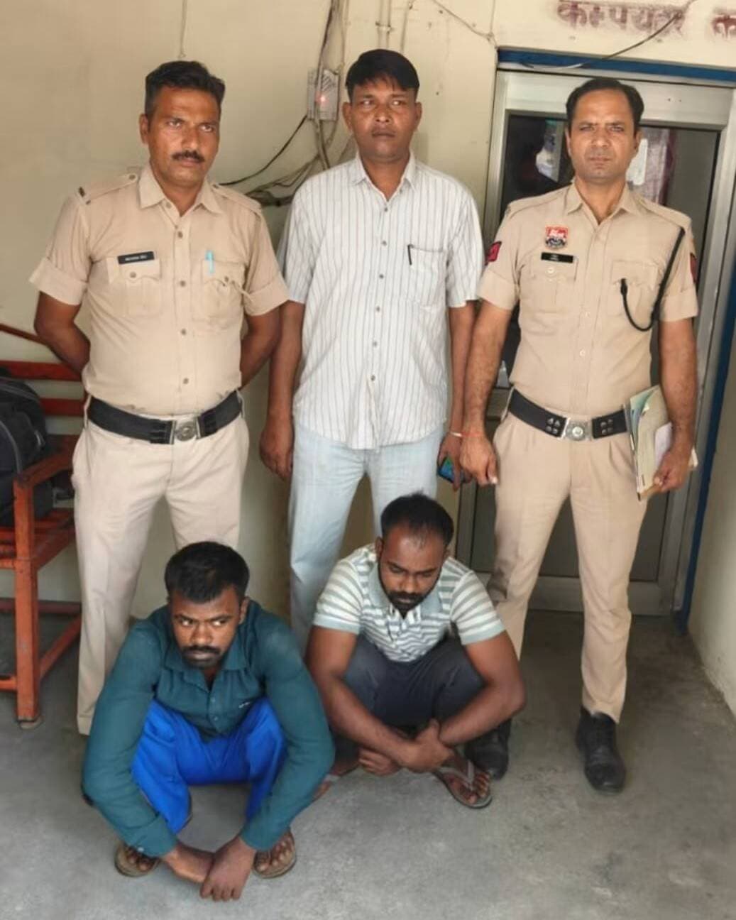 थाना जठलाना पुलिस की टीम ने गांव नागल से गोगामेड़ी की गुल्लक तोड़कर पैसे चुराने के व गांव बरसान में एक घर से नगद पैसे व जेवरात चोरी करने के आरोप में दो सगे भाइयों को किया गिरफ्तार।
पुलिस प्रवक्ता ने जानकारी देते हुए बताया कि पुलिस अधीक्षक कमलदीप गोयल ने जिला पुलिस को अपराध व अपराधियों पर नकेल कसने के सख्त निर्देश दिए हुए हैं। इन्ही निर्देशो के तहत कार्यवाही करते हुए थाना जठलाना पुलिस की टीम ने गांव नागल से गोगामेड़ी की गुल्लक तोड़कर पैसे चुराने व गांव बरसान में एक घर से नगद पैसे व जेवरात चोरी करने के आरोप में दो सगे भाइयों को गिरफ्तार करने में सफलता हासिल की है। इसके अलावा दोनों आरोपियों ने गांव जठलाना में से चोरी के मामले का भी खुलासा किया। आरोपियों से चोरी के पैसे व सामान बरामद किया गया। आरोपियों को कोर्ट में पेश कर न्यायिक हिरासत में भेज दिया। पुलिस मामले की गहनता से जांच कर रही है।
थाना प्रभारी अमित कुमार ने जानकारी देते हुए बताया कि गांव नागल निवासी अमन कुमार ने शिकायत दर्ज करवाई की दिनांक 29/30 सितम्बर की रात को कोई नाम पता ना मालूम चोर गोगामेडी में रखी गुल्लक से पैसे चुराकर ले गए हैं। इस शिकायत पर मुकदमा दर्ज कर मुख्य सिपाही राहुल व अमित के नेतृत्व में एक टीम का गठन कर आरोपियों की तलाश शुरू कर दी। टीम ने मुखबरी के आधार पर दो आरोपियों को गिरफ्तार किया। जिनकी पहचान गांव संधाला निवासी दो सगे भाइयों योगेश कुमार व नितिन कुमार पुत्र गुरनाम सिंह के रूप में हुई। पूछताछ पर आरोपियों ने दिनांक 1 अक्टूबर को गांव बरसान में एक घर से नगद पैसे व जेवरात चोरी करने की वारदात का खुलासा किया। आरोपियों से चोरी का सामान व पैसे बरामद किये गए। आरोपियों को कोर्ट में पेश कर न्यायिक हिरासत में भेज दिया।
थाना प्रबंधक अमित कुमार ने बताया कि दोनों आरोपियों पर पहले भी चोरी के 6 - 6 मुकदमे दर्ज हैं जो न्यायालय में विचाराधीन है।