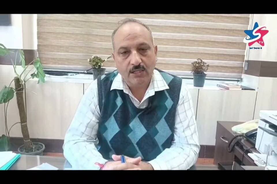 सराज आपदा की त्रासदी पीछे छोड़ प्रतियोगी परीक्षाओं की तैयारी में जुटे सराज के युवा
थुनाग में ‘अपना पुस्तकालय’ बना युवाओं का सहारा, घर के नजदीक मिल रही स्तरीय अध्ययन सामग्री
गोहर:- संजीव कुमार
वर्ष 2025 में आई प्राकृतिक आपदा से सराज घाटी में व्यापक तबाही हुई, लेकिन इस त्रासदी के बाद भी क्षेत्र के युवाओं ने हौसला नहीं छोड़ा है। अपने भविष्य को संवारने और प्रतियोगी परीक्षाओं में सफलता हासिल करने के लिए युवा पूरी मेहनत से जुटे हैं। ऐसे में प्रदेश सरकार की पहल पर जिला प्रशासन की ओर से शुरू किया गया ‘अपना पुस्तकालय अभियान’ ग्रामीण क्षेत्र के युवाओं के लिए मददगार साबित हो रहा है।
थुनाग स्थित लघु सचिवालय में 1 अगस्त 2026 से शुरू हुए ‘अपना पुस्तकालय सराज’ में अब तक करीब 56 युवाओं ने सदस्यता ग्रहण की है, जबकि 20 से अधिक युवा नियमित रूप से प्रतियोगी परीक्षाओं की तैयारी कर रहे हैं। घर के नजदीक बेहतर अध्ययन सामग्री और शांत वातावरण उपलब्ध होने से युवाओं को दूर-दराज के पुस्तकालयों का रुख नहीं करना पड़ रहा है।
पुस्तकालय में प्रतियोगी परीक्षाओं से संबंधित करीब 600 पुस्तकें उपलब्ध हैं, जबकि करीब 200 पुस्तकें लोगों ने दान की हैं। इसके अलावा वाई-फाई, इंटरनेट, कंप्यूटर, प्रिंटआउट और अध्ययन के लिए बेहतर बैठने की व्यवस्था भी उपलब्ध है। पुस्तकालय में सुबह 9 बजे से शाम 6 बजे तक अध्ययन की सुविधा है और अवकाश के दिनों में भी यह खुला रहता है। पाठकों को पुस्तकें दो सप्ताह के लिए घर ले जाने की सुविधा भी दी जाती है।
निजी पुस्तकालय के मुकाबले बेहद कम खर्च
लम्बाथाच निवासी सरिता ठाकुर ने बताया कि पहले वह प्रतियोगी परीक्षाओं की तैयारी के लिए निजी पुस्तकालय जाती थीं, जहां करीब 900 रुपये प्रतिमाह शुल्क देना पड़ता था। अब ‘अपना पुस्तकालय सराज’ में मात्र 250 रुपये वार्षिक शुल्क में बेहतर अध्ययन सुविधा मिल रही है। उन्होंने इस पहल के लिए प्रदेश सरकार और स्थानीय प्रशासन का आभार जताया।
शांत माहौल के साथ ओपन कैफे की सुविधा
थुनाग निवासी कविता ठाकुर ने बताया कि पहले वह घर पर ही परीक्षा की तैयारी करती थीं, लेकिन पढ़ाई के लिए उचित माहौल नहीं मिल पाता था। पुस्तकालय का शांत वातावरण अध्ययन के लिए काफी अनुकूल है। इसके अलावा बाहर पढ़ने के लिए ओपन कैफे की सुविधा भी उपलब्ध है।
यूजीसी-नेट की तैयारी में जुटी नीलम
थुनाग के खलवाड़ की नीलम ठाकुर इन दिनों यूजीसी-नेट की तैयारी कर रही हैं। उन्होंने बताया कि पहले वह जिला पुस्तकालय में पढ़ाई करती थीं, लेकिन दूरी और अन्य व्यवधानों के कारण परेशानी होती थी। ‘अपना पुस्तकालय सराज’ में बेहतर स्थान के साथ उपयोगी पुस्तकें, इंटरनेट और कंप्यूटर की सुविधा उपलब्ध है। पीडीएफ डाउनलोड करने के साथ प्रिंटआउट की सुविधा भी यहां मिल रही है। उन्होंने अध्ययन सामग्री और सुविधाओं की सराहना करते हुए प्रदेश सरकार, जिला प्रशासन और एसडीएम थुनाग का आभार जताया।
पटवारी परीक्षा की तैयारी कर रहे विजय
विजय ठाकुर पटवारी परीक्षा की तैयारी कर रहे हैं। उन्होंने कहा कि सराज में पुस्तकालय खुलने से क्षेत्र के युवाओं को प्रतियोगी परीक्षाओं की तैयारी के लिए बेहतर सुविधा मिली है। पुस्तकालय में परीक्षाओं से संबंधित उपयोगी पुस्तकें उपलब्ध हैं। उन्होंने युवाओं से इस सुविधा का अधिक से अधिक लाभ उठाने का आग्रह किया।
ग्रामीण बेटियों के लिए भी बना उपयोगी केंद्र
ज्यूणी की उर्मिला चौहान ने बताया कि वह पहली बार ‘अपना पुस्तकालय’ आई हैं। यहां पढ़ाई के लिए वातावरण काफी अच्छा है। उन्होंने सराज के विद्यार्थियों और युवाओं से पुस्तकालय की सुविधा का भरपूर लाभ उठाने का आग्रह किया।
13.75 लाख रुपये की लागत से तैयार हुआ पुस्तकालय
‘अपना पुस्तकालय सराज’ की स्थापना पर करीब 13.75 लाख रुपये खर्च हुए हैं। प्रतियोगी परीक्षाओं की तैयारी के लिए अध्ययन सामग्री घर के नजदीक उपलब्ध होने से क्षेत्र के ग्रामीण युवाओं को इसका सीधा लाभ मिल रहा है।
करसोग से शुरू हुई पहल अब अभियान बनी : एसडीएम
एसडीएम थुनाग संजीत शर्मा ने ‘अपना पुस्तकालय’ की पहल के लिए प्रदेश सरकार और उपायुक्त अपूर्व देवगन का आभार जताया। उन्होंने कहा कि करसोग से शुरू हुई पुस्तकालय की पहल अब अभियान का रूप ले चुकी है। सराज में इसकी शुरुआत से दूरदराज ग्रामीण क्षेत्र के युवाओं को प्रतियोगी परीक्षाओं की तैयारी के लिए घर के नजदीक बेहतर संसाधन उपलब्ध हुए हैं।
‘अपना पुस्तकालय सराज’ अब केवल किताबें पढ़ने की जगह नहीं, बल्कि ग्रामीण युवाओं के सपनों को दिशा देने और उनके भविष्य को संवारने का एक महत्वपूर्ण अध्ययन केंद्र बनकर उभर रहा है।
