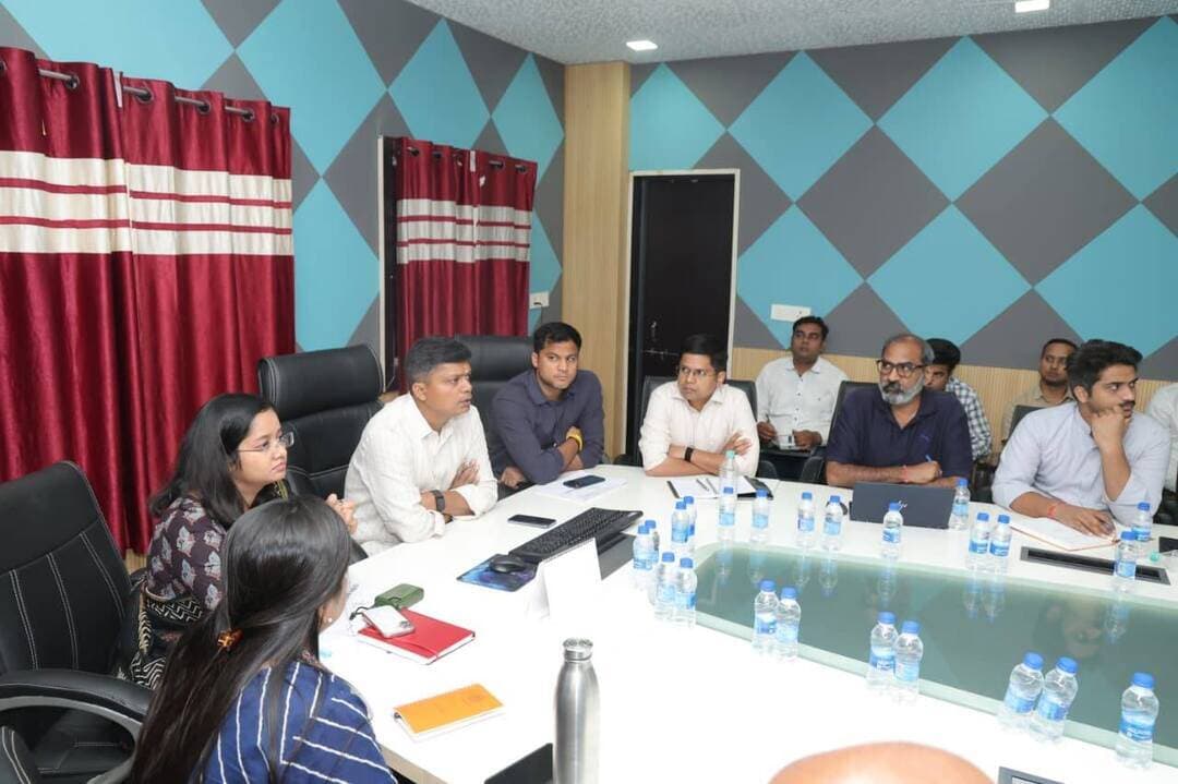 सिंहस्थ-2028 की तैयारियों के मद्देनजर कलेक्टर एवं अध्यक्ष श्री रोशन कुमार सिंह ने की निर्माण कार्यों की समीक्षा*
उज्जैन, 04 अक्टूबर 2026।
सिंहस्थ-2028 को दृष्टिगत रखते हुए श्री महाकालेश्वर मंदिर परिसर एवं महाकाल लोक क्षेत्र में प्रचलित विभिन्न निर्माण कार्यों एवं श्रद्धालु-केंद्रित सुविधाओं की प्रगति की समीक्षा हेतु श्री महाकाल महालोक त्रिनेत्र कंट्रोल रूम मीटिंग हॉल में कलेक्टर एवं अध्यक्ष, श्री महाकालेश्वर मंदिर प्रबंध समिति, श्री रोशन कुमार सिंह की अध्यक्षता में बैठक आयोजित की गई।
बैठक में सिंहस्थ-2028 की तैयारियों के मद्देनजर श्री महाकालेश्वर मंदिर में प्रचलित एवं प्रस्तावित विभिन्न निर्माण कार्यों की प्रगति की समीक्षा की गई। इस दौरान भक्त निवास प्रोजेक्ट, त्रिवेणी सरफेस पार्किंग प्रोजेक्ट, लड्डू निर्माण इकाई, विजिटर फैसिलिटी सेंटर-3 (VFC-3), महाकाल लोक में प्रस्तावित शेड व्यवस्था एवं बैरिकेडिंग सहित अन्य निर्माण कार्यों पर विस्तृत चर्चा की गई।
कलेक्टर एवं अध्यक्ष श्री रोशन कुमार सिंह ने निर्देश दिए कि आगंतुक श्रद्धालुओं की बढ़ती संख्या को दृष्टिगत रखते हुए मंदिर में श्रद्धालुओं को प्रदान की जाने वाली सुविधाओं एवं व्यवस्थाओं को उच्च स्तरीय एवं श्रद्धालु-केंद्रित बनाए रखा जाए। उन्होंने मंदिर में प्रचलित एवं प्रस्तावित सभी निर्माण कार्यों को निर्धारित समय-सीमा में योजनाबद्ध एवं चरणबद्ध तरीके से पूर्ण किया जाना सुनिश्चित करने के निर्देश दिए।
बैठक के उपरांत कलेक्टर एवं अध्यक्ष श्री रोशन कुमार सिंह तथा उपस्थित अधिकारियों द्वारा पंचमुखी, मानसरोवर, फैसिलिटी सेंटर, अवंतिका द्वार, महाकाल रोड, महाकाल घाटी एवं नीलकंठ सरफेस पार्किंग सहित विभिन्न स्थलों का भ्रमण कर व्यवस्थाओं एवं प्रचलित कार्यों का स्थल निरीक्षण किया गया।
बैठक एवं भ्रमण के दौरान प्रशासक एवं अपर कलेक्टर श्री प्रथम कौशिक, स्मार्ट सिटी सीईओ श्रीमती नेहा जैन, नगर निगम आयुक्त श्री अभिलाष मिश्रा सहित श्री महाकालेश्वर मंदिर प्रबंध समिति के अधिकारी एवं संबंधित निर्माण एजेंसियों के प्रतिनिधि उपस्थित रहे।
CM Madhya Pradesh
Collector Office Ujjain
Ujjain Commissioner
Simhasth2028 Jansampark Madhya Pradesh