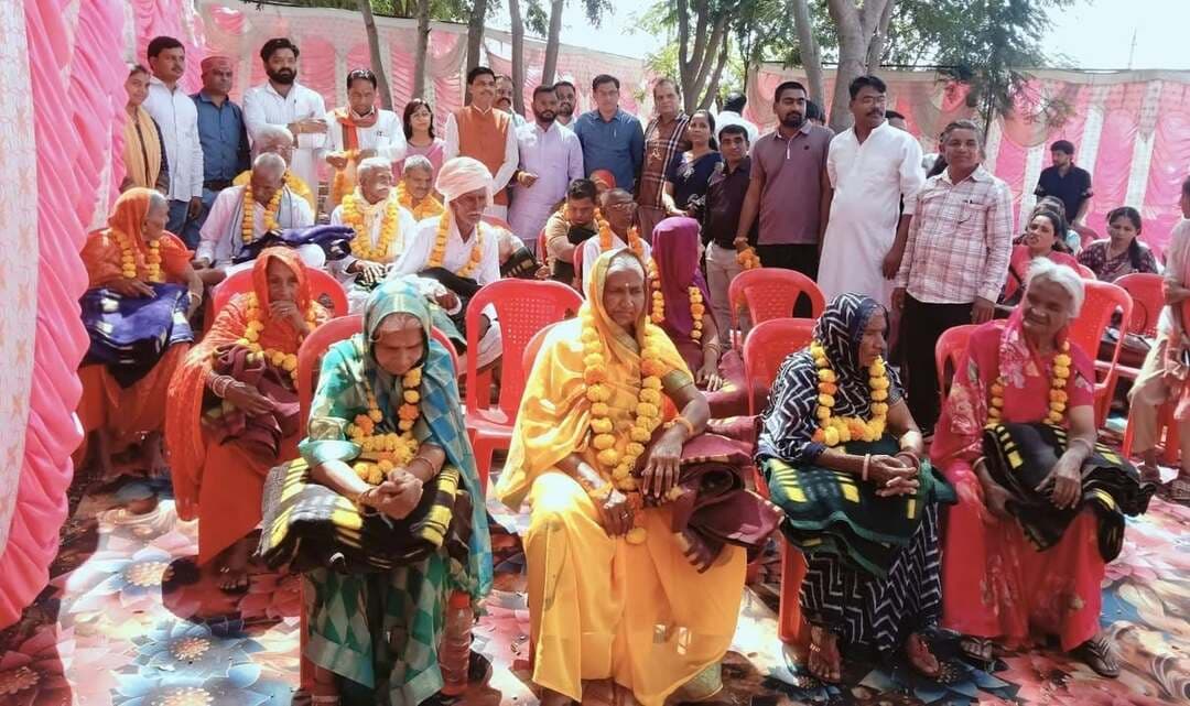 अपना घर वृद्धाश्रम में वृद्धजनों का सम्मान
#सेवा_संकल्प_अभियान के तहत 04 अक्टूबर रविवार को आगर स्थित अपना घर वृद्धाश्रम में आयोजित कार्यक्रम में विधायक श्री माधव सिंह (मधु) गहलोत, जिला अध्यक्ष श्री ओम मालवीय, जिला पंचायत अध्यक्ष प्रतिनिधि श्री भैरू सिंह चौहान, नगर पालिका अध्यक्ष श्री निलेश जैन पटेल,वरिष्ठ नेता श्री बाबूलाल यादव, सांसद प्रतिनिधि श्री दिनेश परमार एवं सेवा संकल्प अभियान के जिला प्रभारी श्री मयंक राजपूत, श्री अजय मारू बलडिया सहित जनप्रतिनिधियों एवं संयुक्त कलेक्टर श्री मिलिंद ढोके ने वृद्धाश्रम में निवासरत वृद्धजनों का सम्मान किया और उन्हें भोजन करवा कर, मिठाई फल, वस्त्र, कंबल जूते चप्पल आदि सामग्री प्रदान की। वृद्ध जनों की समस्याएं सुनकर उनका निराकरण भी किया गया।
इस मौके पर अपना घर प्रभारी, वृद्धजन व अन्य अधिकारी कर्मचारी उपस्थित थे।
#agarmalwa
#आगरमालवा