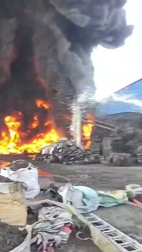 फिरोजाबाद की टायर फैक्ट्री में लगी भीषण आग, उठती लपटों से मचा हड़कंप; दमकल गाड़ियां राहत कार्य में जुटीं
फिरोजाबाद में एक टायर फैक्ट्री में अचानक भीषण आग लग गई। फैक्ट्री से धुएं का गुबार और आग की ऊंची लपटें उठते ही मौके पर अफरा-तफरी मच गई।
घटना की सूचना तुरंत फायर ब्रिगेड को दी गई। सूचना मिलते ही दमकल की कई गाड़ियां मौके पर पहुंचीं और आग पर काबू पाने का प्रयास शुरू कर दिया।
फिलहाल आग लगने के कारणों और इसके चलते हुए कुल नुकसान का पता नहीं चल सका है। दमकलकर्मियों द्वारा आग पर पूरी तरह नियंत्रण पाने का प्रयास जारी है।