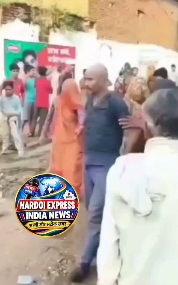 छतरपुर: अवैध शराब बिक्री के विरोध में ग्रामीणों का अनोखा प्रदर्शन, पकड़े गए आरोपी का किया मुंडन
मध्य प्रदेश के छतरपुर जिले के गांव-गांव, गली और चौराहों पर कथित तौर पर जारी अवैध शराब की बिक्री को लेकर ग्रामीणों में भारी नाराजगी देखने को मिल रही है। इसी कड़ी में एक गांव से अनोखा मामला सामने आया है, जहाँ ग्रामीणों ने अवैध शराब बेचने के आरोप में एक व्यक्ति को रंगे हाथों पकड़ लिया और विरोध स्वरूप उसका मुंडन करा दिया।
गांव का माहौल खराब होने से नाराज हैं ग्रामीण
ग्रामीणों का गंभीर आरोप है कि गांव में काफी लंबे समय से अवैध शराब बेची जा रही है, जिससे सामाजिक माहौल बुरी तरह प्रभावित हो रहा है। ग्रामीणों ने क्षेत्र में चल रहे अवैध शराब के इस कारोबार पर तुरंत रोक लगाने और पकड़े गए आरोपी के खिलाफ सख्त कानूनी कार्रवाई करने की मांग उठाई है।
वीडियो वायरल होने के बाद उठे सवाल
इस घटना का वीडियो सोशल मीडिया पर वायरल होने के बाद मामला काफी चर्चा में आ गया है। अब क्षेत्र में यह बड़ा सवाल उठ रहा है कि गांवों में खुलेआम फल-फूल रहे कथित अवैध शराब के कारोबार पर पुलिस और आबकारी विभाग कब तक सख्त और प्रभावी कार्रवाई करेगा।
