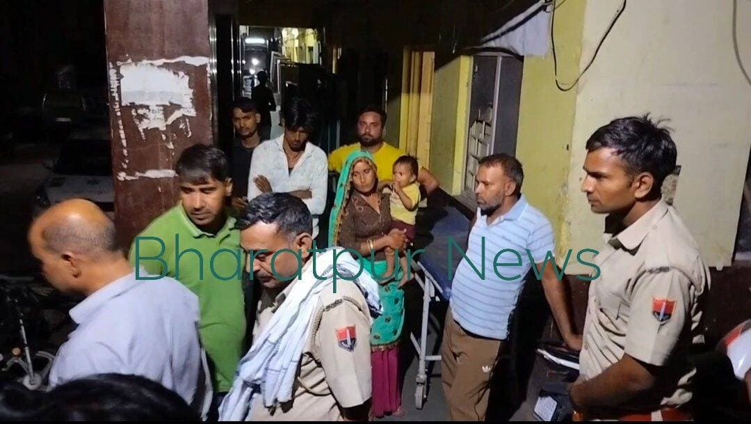 Bharatpur News - एक ही परिवार के दो पक्षों में खूनी संघर्ष, 3 महिलाओं समेत 8 घायल,आपसी कहासुनी के बाद बढ़ा विवाद, दोनों पक्षों में जमकर चले लाठी-डंडे, एक महिला समेत 4 घायलों को भरतपुर किया रेफर, बयाना कोतवाली थाना क्षेत्र के मुर्रकी गांव की घटना..!
