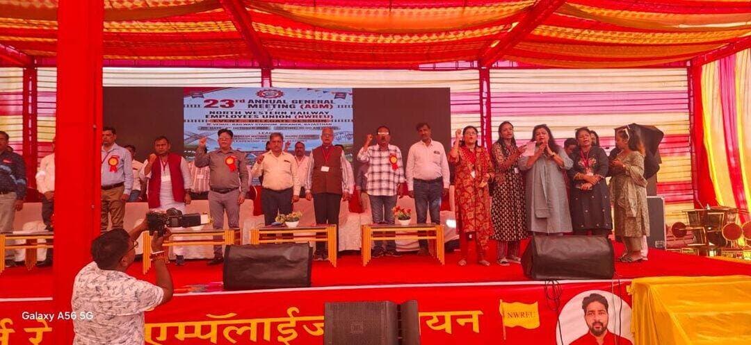 नॉर्थ वेस्टर्न रेलवे एम्प्लाइज यूनियन का अधिवेशन सम्पन्न
नार्थ वेस्टर्न रेलवे एम्प्लॉईज यूनियन का 23 वां वार्षिक अधिवेशन आज रेलवे स्पोर्ट्स मैदान में जोश और उत्साह के साथ सम्पन्न हुआ। अधिवेशन के दूसरे दिन की शुरुआत पूर्व अध्यक्ष एवं रेल श्रमिक आंदोलन के प्रणेता उमराव मल पुरोहित के चित्र के समक्ष दीप प्रज्वलन और यूनियन गीत के साथ हुई। जोनल अध्यक्ष मनोज कुमार परिहार ने गत अवधि में दिवंगत यूनियन पदाधिकारी, कार्यकर्ता और प्रमुख हस्तियों को श्रदांजलि अर्पण कराते हुए प्रतिनिधि सत्र की कार्यवाही का विस्तृत ब्यौरा दिया।
यूनियन के महामंत्री मुकेश माथुर ने पिछले अधिवेशन के बाद से अब तक की रिपोर्ट प्रस्तुत करते हुए, राष्ट्रीय एवं अंतराष्ट्रीय परिदृश्य, आठवा वेतन आयोग, विभिन्न कांफ्रेंस, जोनल गतिविधियां, महत्वपूर्ण उपलब्धियां, युवा एवं महिला विंग गतिविधियां, संगठनात्मक कार्यक्रम, भावी चुनोतियो आदि विषयों के संबंध में विस्तृत रिपोर्ट प्रस्तुत की। उन्होंने भावी चुनौतियां का सामना करने के लिए यूनियन पदाधिकारियों को पूरे समर्पण के साथ संगठन को मजबूत करने का आव्हान किया। यूनियन के कोषाध्यक्ष विपुल सक्सेना ने वर्षभर के आय व्यय का लेखा जोखा प्रतिनिधियों के समक्ष पेश किया।
इस अवसर पर विभिन्न मांगों संबंधी प्रस्ताव राकेश यादव ने प्रस्तुत किया और जगदीश सिंह ने इसका समर्थन करते हुए 20 नवंबर को जोनल प्रदर्शन करने का निर्णय लिया। मोबाइल स्क्रीन से दूरी और एआई का सहायक साधन के रूप में ही उपयोग करने संबंधी प्रस्ताव मोहन चेलानी ने प्रस्तुत किया और के एस अहलावत ने समर्थन किया। सर्वसम्मति से तय किया गया कि इसके लिए सघन जागरूक अभियान चलाया जाएगा।
बीकानेर मंडल सचिव गणेश वशिष्ठ और अध्यक्ष प्रेम सैनी ने सभी प्रतिनिधियों का सहयोग प्रदान करने एव सफल आयोजन के लिए आभार प्रकट किया।
सभी मंडल और कारखानों के प्रतिनिधियों ने उत्तम दर्जे की आवास, खानपान व्यवस्था और आयोजन के लिए बीकानेर मंडल और कार्यशाला टीम की जमकर तारीफ की।
अधिवेशन के संचालन में प्रमोद यादव, नरेंद्र भारद्वाज, मोहम्मद सलीम क़ुरैशी सुभाष मीना, राजेंद्र खत्री,संजीव मलिक, दीनदयाल, दिनेश सिंह, विजय श्रीमाली, मुश्ताक अली, शिवानंद, जितेन्द्र चौधरी, पवन बीकानेर जगसीर, महेंद्र शर्मा, अंसार अहमद, आशु सोलंकी, अम्बिका दुबे, शत्रुघन पारीक, आदि सहित अनेक साथियो का योगदान रहा।