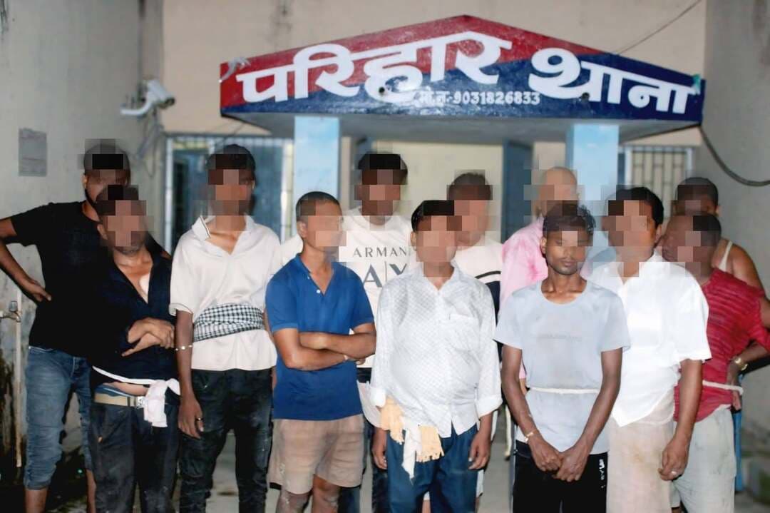 परिहार में जुआ और शराब के खिलाफ बड़ी कार्रवाई, 13 गिरफ्तार
परिहार (सीतामढ़ी): परिहार थाना पुलिस ने गुप्त सूचना के आधार पर कार्रवाई करते हुए महेंद्र सिंह के आम के बगीचे में छापेमारी की। पुलिस के अनुसार, मौके पर जुआ खेलते और शराब का सेवन करते 13 लोगों को रंगे हाथ गिरफ्तार किया गया।
छापेमारी के दौरान पुलिस ने 4 ताश की गड्डियां, ₹65,000 नकद, 4.125 लीटर नेपाली एवं अंग्रेजी शराब और 18 मोटरसाइकिल बरामद कर जब्त की है। पुलिस ने सभी गिरफ्तार आरोपियों के विरुद्ध विधिसम्मत कार्रवाई शुरू कर दी है।