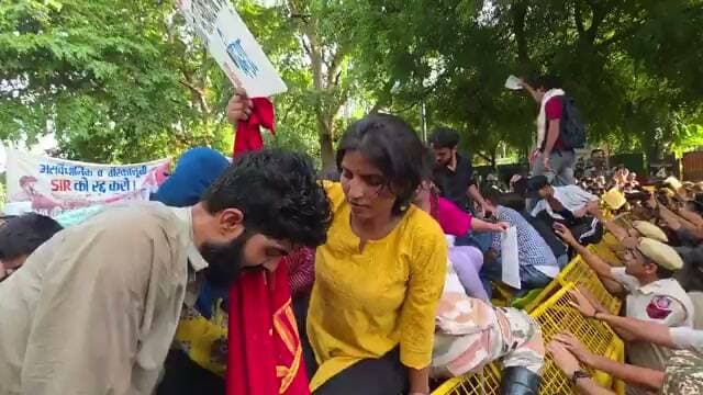दिल्ली में CEC के खिलाफ लगातार तीसरे दिन प्रदर्शन, पुलिस और प्रदर्शनकारियों में टकराव
नई दिल्ली। CEC के खिलाफ दिल्ली में लगातार तीसरे दिन प्रदर्शन जारी रहा। बड़ी संख्या में प्रदर्शनकारी प्रदर्शन स्थल पर पहुंचे। इस दौरान पुलिस और प्रदर्शनकारियों के बीच टकराव की स्थिति भी देखने को मिली।
प्रदर्शनकारियों ने अपनी मांगों को लेकर नारेबाजी की और विरोध जताया। मौके पर पुलिस बल तैनात रहा तथा स्थिति को नियंत्रित करने के प्रयास किए गए।
#Delhi #DelhiNews #Protest #CEC #Police #Protesters #BreakingNews #LatestNews #IndiaNews