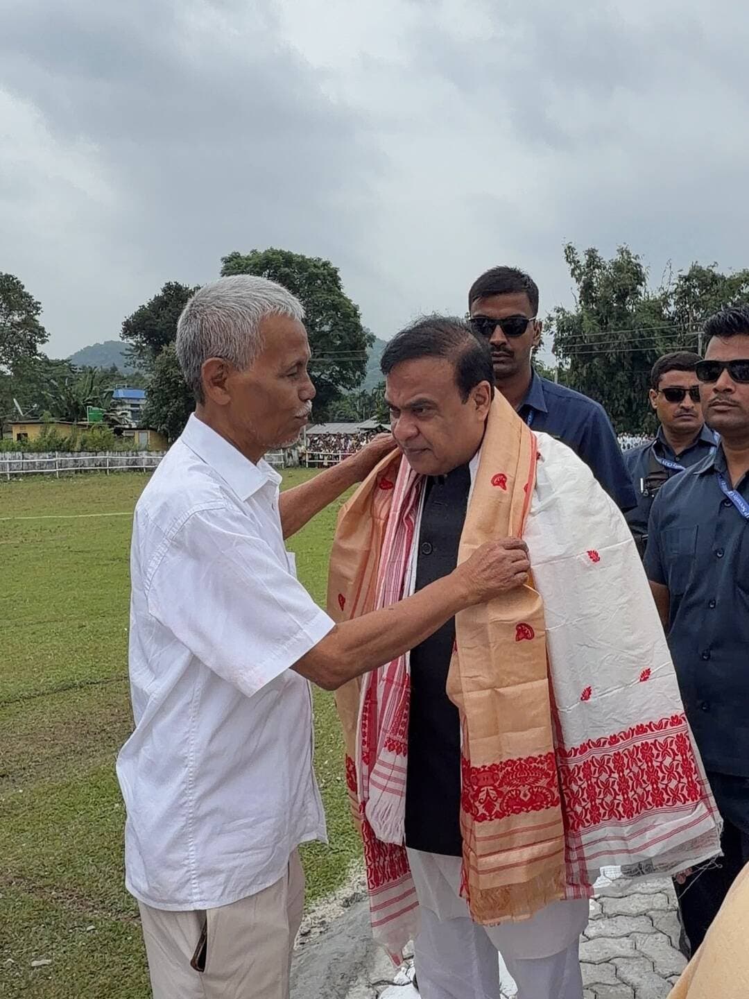 Assam Chief Minister Himanta Biswa Sarma arrived in Bongaigaon, receiving a warm welcome from supporters and locals. 🙏❤️ The visit highlights the CM’s continued engagement with the people and ongoing developments across the state. Assam’s spirit, energy and hospitality were on full display as Bongaigaon welcomed the Chief Minister. 🏞️✨
#Assam #Bongaigaon #HimantaBiswaSarma #AssamCM #JoiAaiAxom