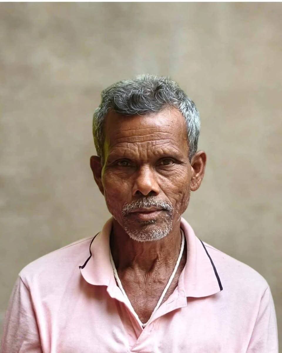 ताराटांड़ थाना क्षेत्र से 80 वर्षीय भुवनेश्वर मंडल लापता, परिजनों ने मदद की अपील
गिरिडीह जिले के ताराटांड़ थाना क्षेत्र अंतर्गत कुंडलवादाह पंचायत के झितरी गांव निवासी भुवनेश्वर मंडल (80 वर्ष) 4 अक्टूबर की सुबह करीब 4 बजे घर से निकले थे। इसके बाद से उनका कोई पता नहीं चल पाया है। परिजनों के अनुसार उनकी मानसिक स्थिति कुछ कमजोर है।
हुलिया: सांवला रंग, कद करीब 4 फीट 2 इंच, चेकदार फुल शर्ट, नीला लोअर और हाथ में गमछा।
किसी को उनके बारे में कोई जानकारी मिले तो 9987590264 या WhatsApp 7070150536 पर सूचना देने की अपील की गई है। परिजनों ने लोगों से पोस्ट को अधिक से अधिक साझा करने की अपील की है। 🙏
@topfans
#apnagiridihnews #GiridihNews #JharkhandNews #Giridih #jharkhand