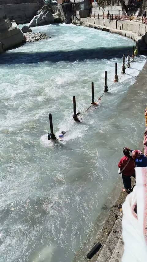 चारधाम आएं, आस्था रखें… लेकिन नदियों को गंदा न करें। 🙏
उत्तराखंड के चारधामों में देशभर से श्रद्धालु आस्था और विश्वास के साथ पहुंचते हैं। भगवान के दर्शन करते हैं, पूजा-अर्चना करते हैं और पवित्र नदियों में स्नान कर पुण्य कमाते हैं।
लेकिन स्नान के बाद अपने पुराने कपड़े, वस्त्र या अन्य सामान नदियों में फेंकना बिल्कुल भी उचित नहीं है।
याद रखिए, ये नदियां सिर्फ पानी की धाराएं नहीं, बल्कि हमारी आस्था, प्रकृति और जीवन का आधार हैं।
धामों की पवित्रता बनाए रखना और नदियों को स्वच्छ रखना हम सभी की जिम्मेदारी है।
🙏 आस्था के साथ स्वच्छता भी जरूरी है।
चारधाम आएं, दर्शन करें… लेकिन अपने पीछे गंदगी न छोड़ें।
🌿 स्वच्छ धाम • स्वच्छ नदी • स्वच्छ उत्तराखंड