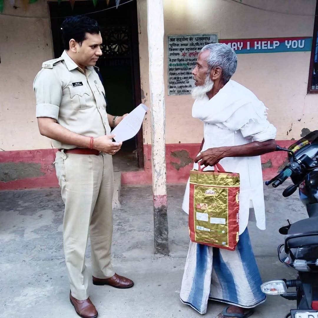 किशनगंज को सालों बाद मिला है ऐसा एसपी। थाना का निरीक्षण करने पहुंचे एसपी साहब ने एक बुर्जुग व्यक्ति को देखकर उनके पास पहुँचे और बुजुर्ग की समस्या से रूबरू हुए जिसके बाद एसपी साहब के इस अंदाज को लोगों ने काफी पसंद किया। 🩷❤️
<nis:link nis:type=tag nis:id=proudmoment nis:value=ProudMoment nis:enabled=true nis:link/> <nis:link nis:type=tag nis:id=kishanganjsp nis:value=kishanganjsp nis:enabled=true nis:link/> <nis:link nis:type=tag nis:id=biharpolice nis:value=BiharPolice nis:enabled=true nis:link/> <nis:link nis:type=tag nis:id=kishanganjpolice nis:value=KishanganjPolice nis:enabled=true nis:link/> <nis:link nis:type=tag nis:id=foryouシ nis:value=foryouシ nis:enabled=true nis:link/>