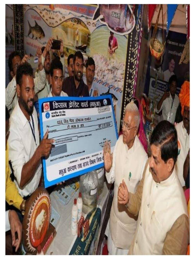 प्रधानमंत्री मत्स्य संपदा योजना से श्री दद्दू ने बदली अपनी राह, मत्स्य पालन बना आत्मनिर्भरता का आधार
--
बी.टेक. के बाद नौकरी से स्वरोजगार तक का सफर, निजी भूमि पर तालाब बनाकर प्रतिवर्ष करीब 2.50 लाख रुपये का शुद्ध लाभ अर्जित कर रहे हैं
---
सही अवसर की पहचान, योजनाओं की जानकारी और मेहनत के साथ आगे बढ़ने का जज्बा किसी भी व्यक्ति के जीवन में बदलाव ला सकता है। धार जिले के विकासखंड उमरबन अंतर्गत ग्राम करोदियामोटा निवासी श्री दद्दू पिता श्री शोभाराम की सफलता इसी का प्रेरक उदाहरण है। बी.टेक. की शिक्षा प्राप्त करने के बाद पावर हाउस में नौकरी करने वाले श्री दद्दू ने प्रधानमंत्री मत्स्य संपदा योजना की जानकारी मिलने पर मत्स्य पालन को स्वरोजगार के रूप में अपनाने का निर्णय लिया। आज वे अपनी निजी भूमि पर तालाब बनाकर पंगेशियस मछली पालन कर रहे हैं और इससे लगभग 2.50 लाख रुपये का शुद्ध लाभ अर्जित कर रहे हैं।
*समाचार पत्र में मिली योजना की जानकारी बनी बदलाव की शुरुआत*
ग्राम करोदियामोटा के श्री दद्दू ने बी.टेक. की डिग्री प्राप्त करने के बाद पावर हाउस में नौकरी की। नौकरी के साथ उनके मन में स्वयं का स्वरोजगार स्थापित करने की इच्छा थी। इसी दौरान स्थानीय समाचार पत्र के माध्यम से उन्हें भारत सरकार की प्रधानमंत्री मत्स्य संपदा योजना की जानकारी मिली।
योजना के बारे में जानने के बाद उन्होंने इसे अपनी निजी भूमि का बेहतर उपयोग कर आय का नया स्रोत विकसित करने के अवसर के रूप में देखा। उन्होंने मत्स्य पालन विभाग, जिला धार से संपर्क किया और योजना के प्रावधानों, पात्रता, प्रक्रिया तथा तकनीकी पहलुओं की जानकारी प्राप्त कर आवेदन प्रस्तुत किया। विभागीय मार्गदर्शन के बाद उन्होंने मत्स्य पालन को स्वरोजगार के रूप में अपनाने का निर्णय लिया।
*निजी भूमि पर बनाया आधा हेक्टेयर का तालाब*
योजना के अंतर्गत श्री दद्दू ने अपनी निजी भूमि पर 0.50 हेक्टेयर क्षेत्र में नवीन तालाब का निर्माण कराया। तालाब निर्माण एवं मत्स्य पालन गतिविधि की कुल इकाई लागत 5.50 लाख रुपये निर्धारित थी। योजना के प्रावधानों के अनुसार उन्हें मार्च 2023 में 3.30 लाख रुपये की अनुदान राशि प्राप्त हुई।
योजना से मिली आर्थिक सहायता ने मत्स्य पालन की शुरुआत के लिए उन्हें मजबूत आधार दिया। उन्होंने अपनी निजी भूमि और उपलब्ध संसाधनों का बेहतर उपयोग करते हुए तालाब को मत्स्य उत्पादन के लिए तैयार किया और स्वरोजगार की दिशा में कदम बढ़ाया।
*विभागीय मार्गदर्शन से शुरू किया पंगेशियस मछली पालन*
मत्स्य पालन उनके लिए नया क्षेत्र था। इसलिए श्री दद्दू ने स्वयं जानकारी प्राप्त करने के साथ-साथ मत्स्य पालन विभाग के अधिकारियों से तकनीकी मार्गदर्शन लिया। विभागीय मार्गदर्शन के अनुसार उन्होंने तालाब में पंगेशियस मछली पालन प्रारंभ किया।
उन्होंने मछली बीज के संचयन, संतुलित मत्स्य आहार, आवश्यक दवाइयों तथा अन्य इनपुट्स की नियमित व्यवस्था पर विशेष ध्यान दिया। तालाब की देखरेख और मछलियों की वृद्धि के लिए आवश्यक प्रबंधन कार्य भी उन्होंने विभागीय सलाह के अनुसार किया।
*5.50 टन उत्पादन से हुई 5.50 लाख रुपये की आय*
लगातार मेहनत और उचित प्रबंधन का परिणाम पहली ही उत्पादन अवधि में सामने आया। श्री दद्दू ने लगभग 5.50 टन मछली का उत्पादन प्राप्त किया। उत्पादित मछलियों के विक्रय से उन्हें लगभग 5.50 लाख रुपये की आय प्राप्त हुई।
उपलब्ध आय-व्यय विवरण के अनुसार मत्स्य पालन गतिविधि में आवश्यक खर्च के बाद उन्हें लगभग 2.50 लाख रुपये का शुद्ध लाभ प्राप्त हुआ। इस प्रकार योजना के माध्यम से शुरू की गई गतिविधि उनके लिए लाभकारी स्वरोजगार का माध्यम बन गई।
एक समय नौकरी के माध्यम से आय अर्जित करने वाले श्री दद्दू ने अब अपनी निजी भूमि को आय के सशक्त माध्यम में परिवर्तित कर लिया है। तालाब उनके लिए केवल मत्स्य उत्पादन का केंद्र नहीं, बल्कि आत्मनिर्भरता और आर्थिक सशक्तिकरण का आधार बन गया है।
*किसान क्रेडिट कार्ड से मिली आर्थिक मजबूती*
मत्स्य पालन गतिविधि को सुचारु रूप से संचालित करने के लिए कार्यशील पूंजी की आवश्यकता को देखते हुए श्री दद्दू को भारतीय स्टेट बैंक, शाखा धामनोद के माध्यम से 2 लाख रुपये का किसान क्रेडिट कार्ड भी जारी किया गया है। इससे उन्हें मत्स्य पालन से संबंधित आवश्यकताओं के लिए वित्तीय सुविधा उपलब्ध हुई है।
*प्रधानमंत्री और मुख्यमंत्री के प्रति व्यक्त किया आभार*
अपनी सफलता से उत्साहित श्री दद्दू ने प्रधानमंत्री श्री नरेंद्र मोदी एवं मुख्यमंत्री डॉ. मोहन यादव के प्रति आभार व्यक्त करते हुए कहा कि शासन द्वारा किसानों एवं युवाओं को स्वरोजगार से जोड़ने के लिए संचालित योजनाएं उनके जैसे हितग्राहियों के लिए नई संभावनाओं के द्वार खोल रही हैं। प्रधानमंत्री मत्स्य संपदा योजना के माध्यम से मिली अनुदान सहायता और विभागीय मार्गदर्शन से उन्हें अपनी निजी भूमि पर मत्स्य पालन शुरू करने का अवसर मिला।
उन्होंने कहा कि योजना का लाभ मिलने से उनके लिए मत्स्य पालन को व्यवस्थित रूप से शुरू करना संभव हुआ और आज इससे उन्हें अच्छी आय प्राप्त हो रही है। प्रधानमंत्री श्री नरेंद्र मोदी एवं मुख्यमंत्री डॉ. मोहन यादव के प्रति आभार व्यक्त करते हुए श्री दद्दू ने कहा कि सरकार की योजनाएं युवाओं और किसानों को आत्मनिर्भर बनने के लिए प्रोत्साहित कर रही हैं।
*अन्य किसानों और युवाओं के लिए बने प्रेरणास्रोत*
श्री दद्दू की सफलता बताती है कि शासन की योजनाओं की जानकारी लेकर उनका सही उपयोग किया जाए तो उपलब्ध संसाधनों को आय के नए स्रोत में बदला जा सकता है। उन्होंने अपनी निजी भूमि का उपयोग करते हुए मत्स्य पालन को स्वरोजगार में बदला और विभागीय मार्गदर्शन से इसे लाभकारी गतिविधि के रूप में विकसित किया।
उनकी सफलता जिले के किसानों और युवाओं के लिए प्रेरणादायी है। विशेष रूप से ऐसे युवा, जो अपने गांव में रहकर स्वरोजगार स्थापित करना चाहते हैं, वे मत्स्य पालन जैसी गतिविधियों को भी आय के वैकल्पिक एवं लाभकारी माध्यम के रूप में अपना सकते हैं।
श्री दद्दू की कहानी यह संदेश देती है कि सरकारी योजना का लाभ, सही मार्गदर्शन और स्वयं की मेहनत जब एक साथ जुड़ते हैं, तो आत्मनिर्भरता की नई राह तैयार होती है। प्रधानमंत्री मत्स्य संपदा योजना के सहयोग से शुरू हुई उनकी यह यात्रा आज आर्थिक सशक्तिकरण, स्वरोजगार और आत्मनिर्भरता की प्रेरक कहानी बन चुकी है।
<nis:link nis:type=tag nis:id=sevasankalpabhiyan nis:value=SevaSankalpAbhiyan nis:enabled=true nis:link/>
Jansampark Madhya Pradesh