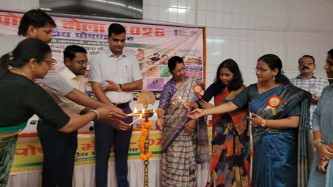 9वां पोषण माह, 2026 के अन्तर्गत पोषण मेला का आयोजन किया गया।
कटिहार,05 अक्टूबर 2026 सोमवार।
जिला पदाधिकारी , उप विकास आयुक्त , अनुमंडल पदाधिकारी , जिला प्रोग्राम पदाधिकारी , विशेष कार्य पदाधिकारी कटिहार एवं बाल विकास परियोजना पदाधिकारी, कटिहार सदर द्वारा संयुक्त रूप से दीप प्रज्ज्वलित कर पोषण मेला का शुभारंभ किया गया।
पोषण मेला में आई सी डी एस, स्वास्थ्य विभाग, जीविका एवं अन्य विभागों द्वारा स्टाल लगाकर लोगों को स्वास्थ्य एवं पोषण से सम्बंधित जागरूक किया।
साथ ही बेबी कीट, स्कूल बैग, कामिक बुक एवं लाभुकों को आभार पत्र वितरण किया गया।
जिला पदाधिकारी महोदय द्वारा सभी विभागों को आपसी समन्वय स्थापित कर स्वास्थ्य एवं पोषण के क्षेत्रों में आवश्यक सहयोग प्रदान करने एवं अपेक्षित परिणाम प्राप्त करने हेतु मिशन मोड में कार्य करने हेतु निदेशित किया।
आंगनबाड़ी कार्यकर्ताओ को आंगनबाड़ी केंद्रों को जमीनी स्तर पर उत्कृष्ट कार्य करने हेतु प्रेरित किया गया।
जिला जनसंपर्क पदाधिकारी, कटिहार।
Information & Public Relations Department, Government of Bihar ICDS Bihar District Administration Katihar