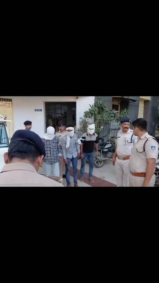 पड़ाव क्षेत्र में नाश्ता सेंटर में फायरिंग कर फरार हुए तीन आरोपियों व रैकी करने वाले को पुलिस ने 24 घंटे के अंदर किया गिरफ्तार
#viral #gwalior #pushpanjalitoday #viralreels #jansamparkmp
