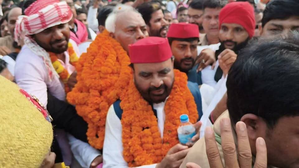 सपा से mlc प्रत्याशी लालबिहारी यादव ने किया नामांकन... बैरिकेडिंग के पास बड़ी संख्या में पहुंचे समर्थक....