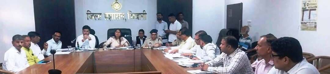 एससी आयोग हर मामले पर करता है गंभीरता से सुनवाई: रेनू डाबला
- हरियाणा अनुसूचित जाति आयोग की उपाध्यक्ष रेनू डाबला ने की 15 मामलों की सुनवाई, दो मामलों का किया मौके पर निपटारा, आठ मामलों की पंचकूला में होगी सुनवाई
भिवानी, 05 अक्टूबर। लघु सचिवालय स्थित डीआरडीए कॉंफ्रेंस हॉल में हरियाणा राज्य अनुसूचित जाति आयोग की उपाध्यक्ष रेनू डाबला ने आयोग से संबंधित विभिन्न मामलों की सुनवाई की। आयोग की तरफ से सुनवाई के दौरान दोनों पक्ष आमंत्रित किए गए। उन्होंने अनुसूचित जाति से संबंधित कुल 15 मामलों को सुना। दो शिकायतों का मौके पर ही समाधान कर दिया गया। सुनवाई मेें पहुंचे तीन मामलों में पहले ही राजीनामा हो चुका था, जबकि दो मामलों में आरोपी पक्ष के उपस्थित नहीं होने के कारण सुनवाई पूरी नहीं हो सकी। शेष आठ शिकायतों की अगली सुनवाई पंचकूला में आयोग के कार्यालय में होगी।
इस दौरान डीसी साहिल गुप्ता ने कहा कि जिला प्रशासन अनुसूचित जाति से संबंधित मामलों को गंभीरता से लेता है। संबंधित विभागों के अधिकारियों को सख्त निर्देश दिए गए हैं कि शोषण या किसी भी तरह के अत्याचार से संबंधित मामलों में त्वरित कार्रवाई करे और सरकार द्वारा पीडि़त व्यक्ति को प्रदान की जाने वाली सहायता राशि निर्धारित समयावधि में दी जाए।
मामलों की सुनवाई के रेनू डाबला ने कहा कि अनुसूचित जाति आयोग के समक्ष लंबे समय से लंबित शिकायतों की प्राथमिकता के आधार पर सुनवाई की जा रही है, ताकि लंबित मामलों का समाधान हो सके। आयोग द्वारा जिला वाइज मामलों की जांच कर प्राथमिक स्तर पर ही शिकायतों का समाधान सुनिश्चित करने का प्रयास किया जा रहा है। जातिसूचक शब्दों, अत्याचार और एट्रोसिटी से संबंधित शिकायतों को आयोग गंभीरता से ले रहा है।
उन्होंने कहा कि एट्रोसिटी से जुड़े मामलों में केवल एक स्तर की जांच के आधार पर निर्णय नहीं लिया जाता। धरातल स्तर पर विभिन्न स्तरों से जांच करवाकर तथ्यों का मिलान किया जाता है। इसके बाद संबंधित डीएसपी को आवश्यक कार्रवाई के निर्देश दिए जाते हैं। दोनों पक्षों को अपना पक्ष रखने के लिए पर्याप्त अवसर दिया जाता है। आवश्यकता अनुसार नोटिस जारी कर निर्धारित समय में उपस्थित होने के निर्देश दिए जाते हैं और दस्तावेजों व जांच रिपोर्ट का सत्यापन करने के बाद अगली सुनवाई की जाती है।
उन्होंने कहा कि आयोग का उद्देश्य प्रत्येक मामले में तथ्यों की निष्पक्ष जांच करवाकर पीड़ित पक्ष को न्याय दिलाना है। शिकायतों की सुनवाई के दौरान दोनों पक्षों को पूरा अवसर दिया जाता है और सभी तथ्यों की जांच के बाद ही अंतिम निर्णय लिया जाता है। आयोग द्वारा लंबित मामलों की नियमित समीक्षा कर कार्रवाई को गति दी जा रही है।
इस दौरान एसडीएम महेश कुमार, डीएसपी महेश कुमार, जिला कल्याण अधिकारी देवेंद्र कुमार, सीडीपीओ किरण, भाजपा जिला उपाध्यक्ष प्रदीप प्रजापत, जिला महामंत्री रमेश पचरेवाल, धीरज शर्मा बापोड़ा के अलावा संबंधित विभिागों के अधिकारी मौजूद रहे।
******************