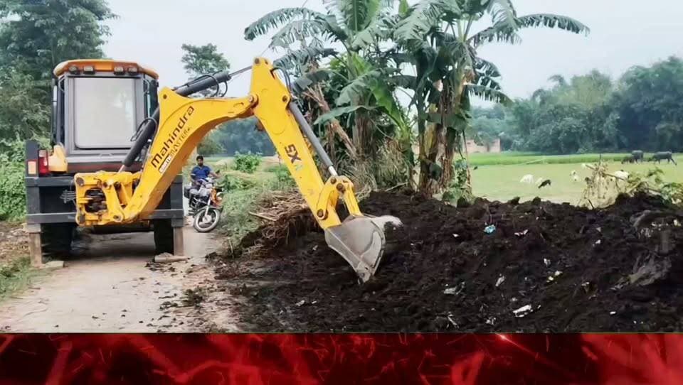 कचरे के अंबार से संकरी हुई सड़क, युवा नेता ने निजी खर्च से कराई सफाई; दुर्गा पूजा से पहले जेसीबी लगाकर हटवाया सड़क किनारे जमा कचरा, ग्रामीणों ने जताया आभार