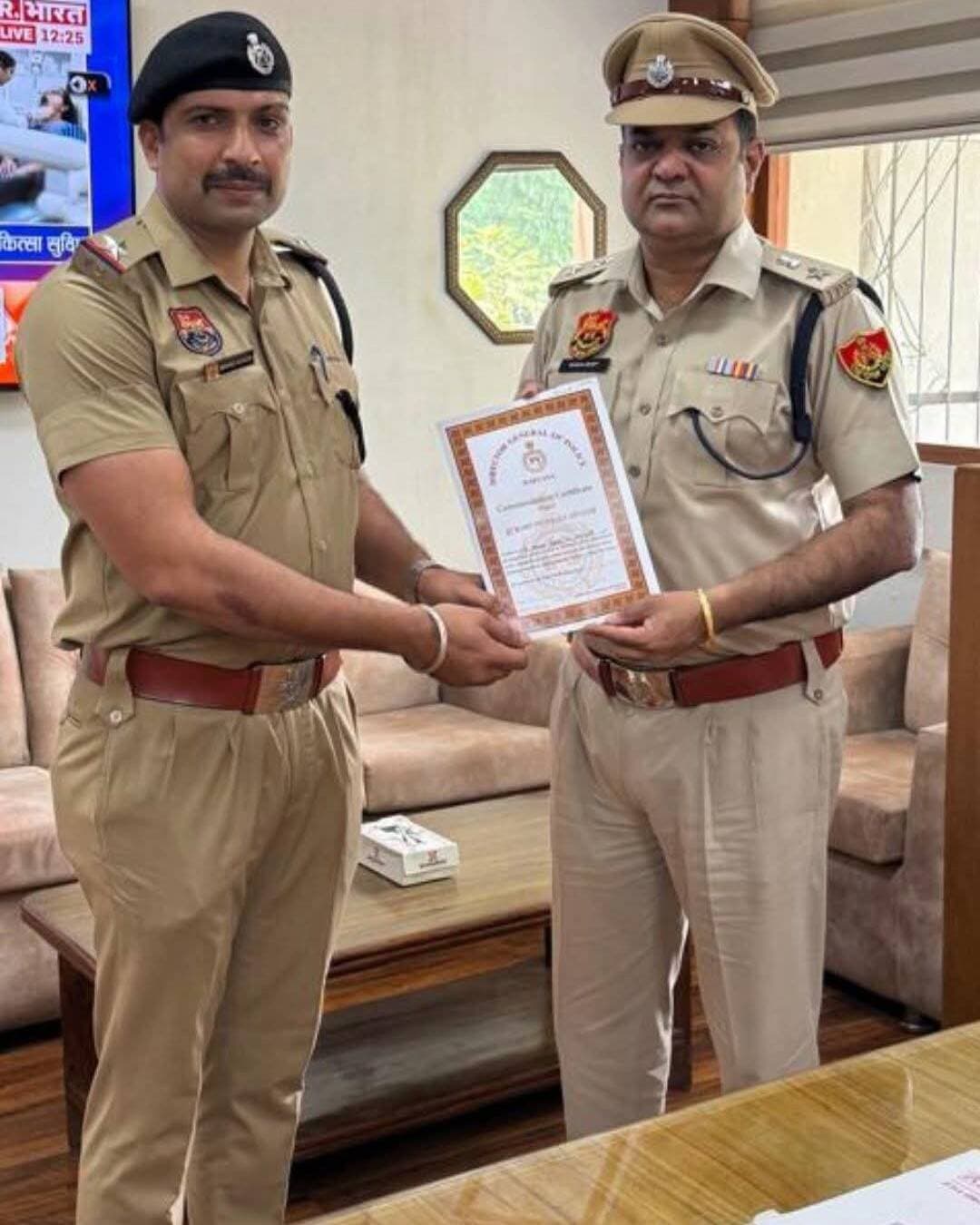 *आग में फंसी युवती को बचाने के लिए जान की परवाह किए बिना कार्यालय में दाखिल हुए चौकी इंचार्ज एएसआई मनोज कुमार, बहादुरी और कर्तव्यनिष्ठा का दिया परिचय;*
*पुलिस अधीक्षक ने प्रशंसा पत्र एवं नगद इनाम देकर किया सम्मानित*
5_10 _26
पुलिस प्रवक्ता ने जानकारी देते हुए बताया कि पुलिस अधीक्षक कमलदीप गोयल के मार्गदर्शन में जिला पुलिस आमजन की सेवा, सुरक्षा एवं सहयोग के संकल्प के साथ पूरी निष्ठा और जिम्मेदारी से कार्य कर रही है। पुलिस अधिकारी एवं कर्मचारी कानून व्यवस्था बनाए रखने के साथ-साथ आपात परिस्थितियों में आमजन की जान बचाने के लिए भी तत्पर रहते हैं। इसी कड़ी में रामपुर पुलिस चौकी के इंचार्ज एएसआई मनोज कुमार ने कर्तव्यनिष्ठा और साहस का परिचय देते हुए एक गंभीर अग्निकांड के दौरान मानवता की मिसाल पेश की।
दिनांक 03 मई 2026 को मॉडल कॉलोनी स्थित रमनदीप इंटरप्राइजेज के कार्यालय में अचानक आग लग गई थी। आग लगने की सूचना मिलने पर रामपुर पुलिस चौकी इंचार्ज एएसआई मनोज कुमार अपनी पुलिस टीम के साथ तुरंत मौके पर पहुंचे। उस समय फायर ब्रिगेड की गाड़ी भी मौके पर पहुंच चुकी थी और आग पर काबू पाने का प्रयास किया जा रहा था। आग काफी तेजी से फैल रही थी और परिस्थितियां बेहद चुनौतीपूर्ण थीं। मौके पर पहुंचने के बाद पुलिस टीम को जानकारी मिली कि कार्यालय के अंदर एक लड़की मौजूद है और वह बेहोशी की हालत में पड़ी हुई है। स्थिति की गंभीरता को देखते हुए एएसआई मनोज कुमार ने बिना अपनी जान की परवाह किए साहसपूर्वक कार्यालय के अंदर प्रवेश किया। उन्होंने बेहोश पड़ी लड़की को बाहर निकाला और तत्काल एंबुलेंस की सहायता से उसे सरकारी अस्पताल यमुनानगर भिजवाया गया। हालांकि चिकित्सकों के अथक प्रयासों के बावजूद लड़की को बचाया नहीं जा सका।
इस घटना के दौरान एएसआई मनोज कुमार द्वारा अपनी जान की परवाह किए बिना दिखाई गई बहादुरी, त्वरित निर्णय क्षमता और कर्तव्य के प्रति समर्पण की सराहना की गई। उनके साहसिक कार्य को देखते हुए माननीय पुलिस महानिदेशक हरियाणा द्वारा एएसआई मनोज कुमार को प्रथम श्रेणी प्रशंसा पत्र एवं नगद इनाम देकर सम्मानित किया गया।
पुलिस अधीक्षक कमलदीप गोयल ने बताया कि जिला पुलिस के अधिकारी एवं कर्मचारी ड्यूटी के दौरान हर परिस्थिति में आमजन की सुरक्षा को सर्वोच्च प्राथमिकता देते हैं। एएसआई मनोज कुमार का साहस पुलिस विभाग के अन्य अधिकारियों एवं कर्मचारियों के लिए भी प्रेरणादायक है। पुलिस अधीक्षक ने उनके साहस एवं कर्तव्यनिष्ठा की सराहना करते हुए कहा कि पुलिस का दायित्व केवल कानून व्यवस्था बनाए रखना ही नहीं, बल्कि संकट की घड़ी में आमजन की सहायता करना और उनकी सुरक्षा सुनिश्चित करना भी है।