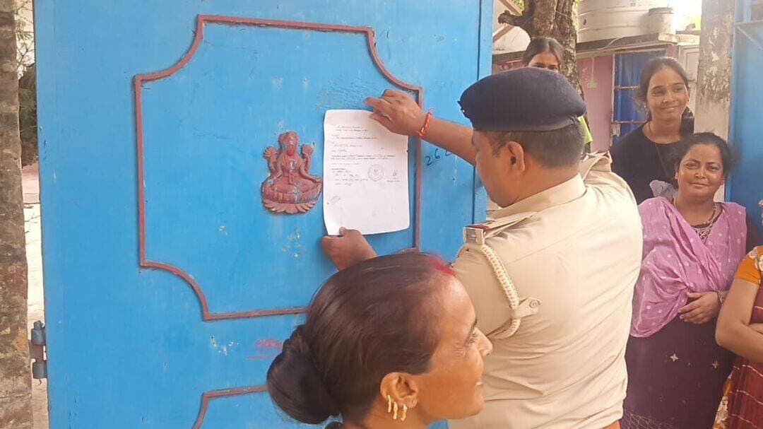 बभनगावा गांव में फरार अभुक्त के घर कृष्णागढ थानां पुलिस ने चिपकाया इस्तेहार