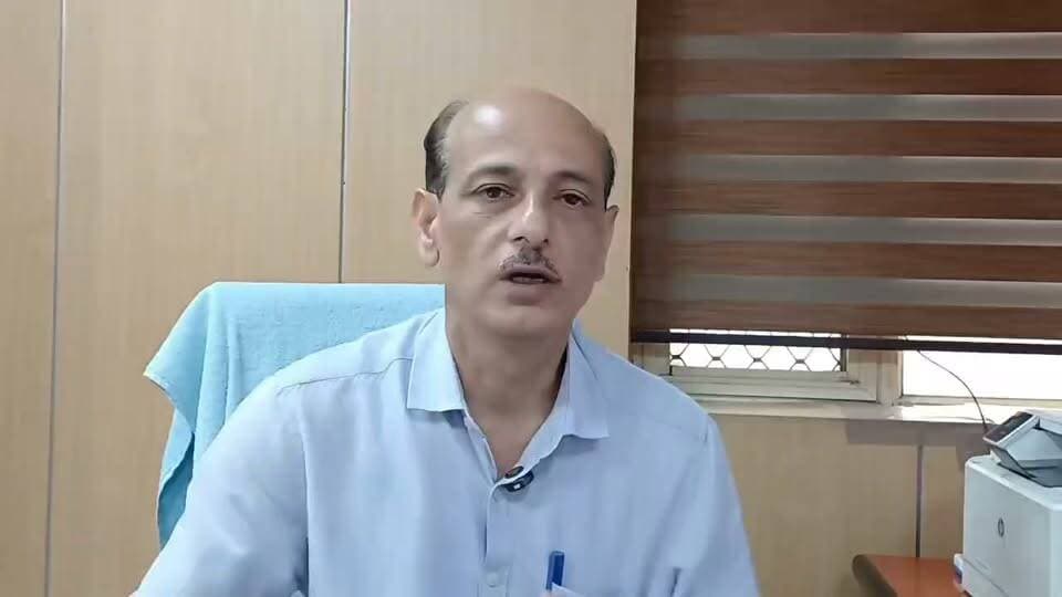 🚨उत्तराखंड में फिर बदलेगा मौसम, 11 अक्टूबर तक येलो अलर्ट
देहरादून। उत्तराखंड में अगले कुछ दिनों में मौसम का मिजाज बदलने वाला है। मौसम विभाग ने 6 से 11 अक्टूबर तक येलो अलर्ट जारी किया है। इस दौरान कुमाऊं और गढ़वाल के पर्वतीय इलाकों में हल्की से मध्यम बारिश, गरज के साथ तेज हवाएं चलने की संभावना है, जबकि अधिकांश मैदानी क्षेत्रों में मौसम शुष्क रह सकता है।
मौसम विभाग के मुताबिक, 6 से 8 अक्टूबर तक 4200 मीटर से अधिक ऊंचाई वाले क्षेत्रों में बर्फबारी के आसार हैं। वहीं 9 से 11 अक्टूबर के बीच करीब 3800 मीटर की ऊंचाई वाले इलाकों में भी बर्फबारी हो सकती है।
इन जिलों में आंधी और आकाशीय बिजली का अलर्ट
चमोली, नैनीताल, पिथौरागढ़, बागेश्वर, अल्मोड़ा, रुद्रप्रयाग और उत्तरकाशी में 30 से 40 किमी प्रति घंटे की रफ्तार से तेज हवाएं चलने के साथ गर्जन और आकाशीय बिजली की संभावना है। वहीं 6 और 7 अक्टूबर को नैनीताल, चंपावत, अल्मोड़ा, देहरादून, टिहरी और पौड़ी में मध्यम बारिश के साथ तेज गर्जन की चेतावनी दी गई है।
#UttarakhandWeather #WeatherAlert #newsmafiya #UttarakhandNews #YellowAlert #Dehradun