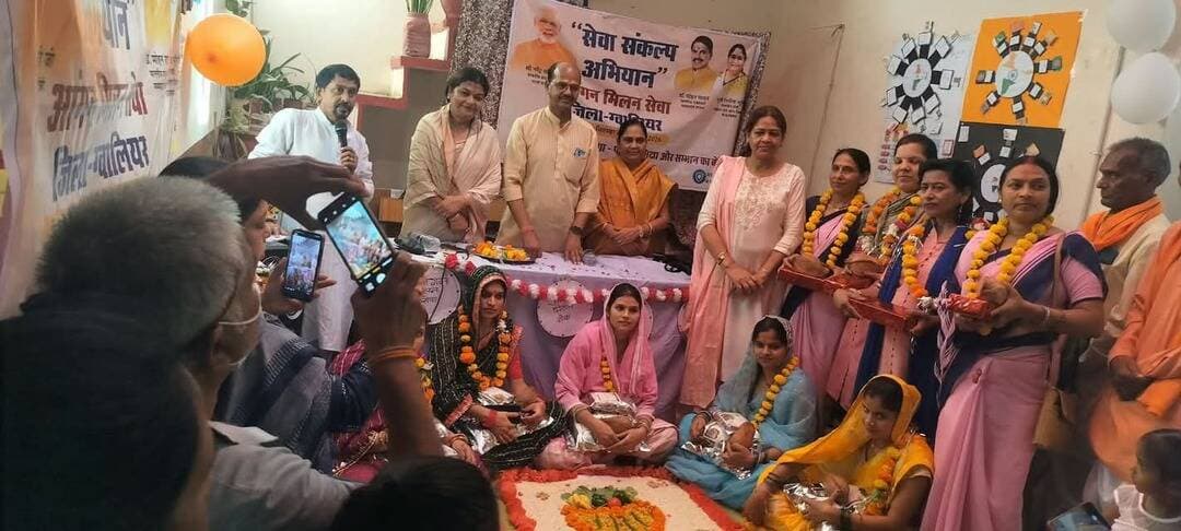“सेवा-संकल्प अभियान”
वार्ड-38 में ‘आंगन मिलन सेवा’ कार्यक्रम आयोजित
पोषण, स्वास्थ्य और बाल विकास के प्रति जागरूकता का दिया संदेश
‘सेवा-संकल्प’ अभियान के तहत वार्ड-38 में आंगनवाड़ी केंद्र गोल पहाड़िया क्रमांक-5 पर ‘आंगन मिलन सेवा’ कार्यक्रम का आयोजन किया गया। कार्यक्रम का शुभारंभ सरस्वती पूजन के साथ हुआ। कार्यक्रम में महिला मोर्चा प्रदेश मंत्री श्रीमती अंजलि रायजयादा, मंडल अध्यक्ष श्रीमती पूनम गंगोटिया और जिला महामंत्री श्री जवाहर प्रजापति उपस्थित रहे। महिला मोर्चा प्रदेश मंत्री श्रीमती अंजलि रायजयादा का स्वागत जिला कार्यक्रम अधिकारी श्रीमती उपासना राय ने किया।
कार्यक्रम के दौरान बच्चों, माताओं एवं अभिभावकों को एकत्रित कर पोषण, स्वास्थ्य, स्वच्छता एवं बाल विकास से संबंधित महत्वपूर्ण जानकारी दी गई। बच्चों के लिए विभिन्न रोचक एवं ज्ञानवर्धक गतिविधियों का आयोजन किया गया, जिससे उनमें सीखने की रुचि और सहभागिता को बढ़ावा मिला।
पर्यवेक्षक सुश्री कुसुम तोमर ने गर्भवती एवं धात्री माताओं तथा अभिभावकों को बच्चों के संतुलित आहार, नियमित स्वास्थ्य जांच, स्वच्छता और बच्चों के सर्वांगीण विकास के लिए आवश्यक देखभाल के संबंध में जागरूक किया। महिला मोर्चा प्रदेश मंत्री श्रीमती अंजलि रायजयादा ने समुदाय के लोगों से आंगनवाड़ी केंद्र की सेवाओं से जुड़ने तथा बच्चों के बेहतर भविष्य के लिए सामूहिक जिम्मेदारी निभाने का आह्वान किया।
कार्यक्रम में लाड़ली लक्ष्मी योजना के हितग्राहियों को प्रमाण-पत्र वितरित किए गए। साथ ही वार्ड 38 की आंगनवाड़ी कार्यकर्ताओं श्रीमती सुनीता मौर्य, रजनी, ममता परिहार, मालती माला शर्मा एवं भगवती पाल तथा वार्ड 38 की सभी सहायिकाओं को पुष्पहार एवं उपहार देकर सम्मानित किया गया।
‘आंगन मिलन सेवा’ के माध्यम से आंगनवाड़ी केंद्र और समुदाय के बीच संवाद एवं सहभागिता को मजबूत करने का प्रयास किया गया। कार्यक्रम में उपस्थित लोगों ने बच्चों के पोषण एवं विकास के लिए मिलकर कार्य करने का संकल्प लिया। इस अवसर पर पोषण प्रदर्शनी भी लगाई गई, जिसमें स्थानीय पौष्टिक व्यंजनों को शामिल किया गया।
कार्यक्रम के सफल आयोजन में आंगनवाड़ी कार्यकर्ताओं, सहायिकाओं एवं स्थानीय समुदाय का महत्वपूर्ण योगदान रहा।
<nis:link nis:type=tag nis:id=gwalior nis:value=gwalior nis:enabled=true nis:link/>
<nis:link nis:type=tag nis:id=sevasankalpabhiyan nis:value=SevaSankalpAbhiyan nis:enabled=true nis:link/>
PRO Gwalior
CM Madhya Pradesh