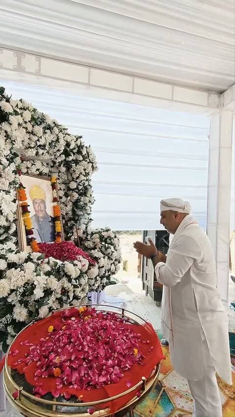 मेवाड़ के 77वें श्री एकलिंग दीवान श्रीजी हुजूर डॉ लक्ष्यराज सिंह मेवाड़ चित्तौड़गढ़ विधायक चंद्रभान सिंह आक्या के पूज्य पिताश्री ठाकुर साहब श्री राम सिंह जी चौहान को उनके पैतृक गांव आक्या पहुंच श्रद्धांजलि अर्पित कर आक्या परिवार के प्रति अपनी शोक संवेदना व्यक्त की। #udaipur #mewar #trendingudaipur #chittorgarh #rajasthan