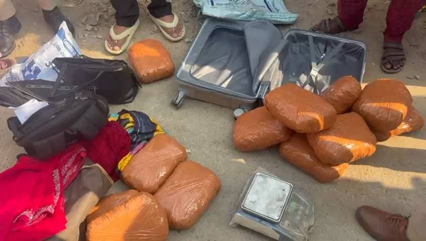 शराब के साथ अब महिलाएं गांजा तस्करी में भी सक्रिय रूप से भागीदारी ले रहीं हैं!
🚨 कैमूर ब्रेकिंग
कुदरा रेलवे स्टेशन के पास 13 किलो गांजा बरामद, महिला समेत दो तस्कर गिरफ्तार
कुदरा रेलवे स्टेशन के समीप पुलिस ने गुप्त सूचना पर कार्रवाई करते हुए 13 किलो गांजा के साथ महिला अनिता कुमारी और पुरुष संजय कुमार को गिरफ्तार किया। दोनों को कुदरा थाना पुलिस के हवाले कर आगे की कानूनी कार्रवाई की जा रही है।