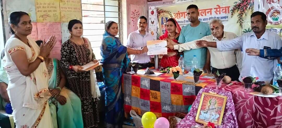 आंगन मिलन सेवा कार्यक्रम के माध्यम से पोषण, स्वास्थ्य और बाल विकास का संदेश घर-घर पहुंचा।
जिले के विभिन्न आंगनबाड़ी केंद्रों में आयोजित कार्यक्रम में स्वस्थ शिशु प्रतियोगिता, मेरी पौष्टिक थाली प्रदर्शन, बालगीत एवं खिलौना दान जैसी गतिविधियां हुईं। साथ ही आंगनवाड़ी कार्यकर्ता, सहायिका, मितानिन एवं सहयोगी व्यक्तियों का सम्मान किया गया।
#SushasanSarkar #सुशासन_सरकार #AanganMilanSeva #आंगन_मिलन_सेवा #SevaSankalpYatra #सेवा_संकल्प_यात्रा #PoshanAbhiyan #पोषण_अभियान #Chhattisgarh
CMO Chhattisgarh DPR Chhattisgarh