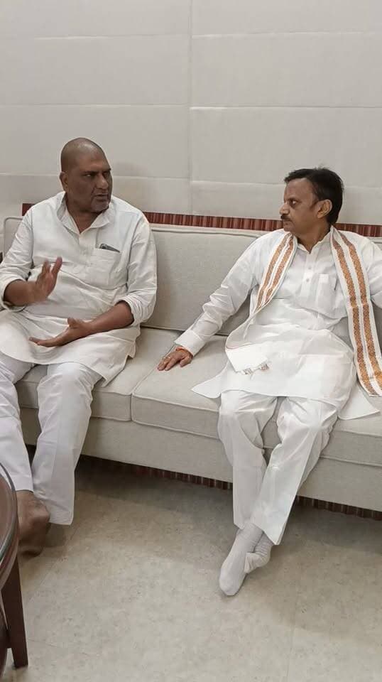 नर्मदा सेनानी रामप्रताप को नमन, शोकाकुल परिवार से मिले उपमुख्यमंत्री
सतना। नर्मदा जल को विंध्य की धरती तक पहुंचाने के लिए लंबा संघर्ष करने वाले नागौद के पूर्व विधायक एवं नर्मदा सेनानी स्व. रामप्रताप सिंह को श्रद्धांजलि देने सोमवार को उपमुख्यमंत्री राजेंद्र शुक्ल धवारी स्थित पतौरा हाउस पहुंचे। उन्होंने स्व. सिंह के चित्र पर पुष्प अर्पित कर उन्हें नमन किया और शोक संतप्त परिजनों से मुलाकात कर अपनी संवेदनाएं व्यक्त कीं। उपमुख्यमंत्री ने स्व. रामप्रताप सिंह के पुत्र एवं पूर्व जिला पंचायत अध्यक्ष गगनेन्द्र सिंह से मुलाकात की और उन्हें ढांढस बंधाया। इस दौरान उन्होंने परिवार के अन्य सदस्यों से भी मिलकर स्व. सिंह के निधन को क्षेत्र के लिए
अपूरणीय क्षति बताया। करीब दो दशक तक नर्मदा जल के लिए चले आंदोलन से जुड़े रहे रामप्रताप सिंह ने विंध्य में नर्मदा का पानी लाने की मांग को लगातार प्रमुखता से उठाया। उनका यह संघर्ष उनके सार्वजनिक जीवन की सबसे बड़ी पहचान बन गया था। इसके बाद उपमुख्यमंत्री
राजेंद्र शुक्ल पूर्व भाजपा जिलाध्यक्ष नरेंद्र त्रिपाठी के आवास पहुंचे। यहां उन्होंने नरेंद्र त्रिपाठी के दिवंगत भाई सुरेंद्र त्रिपाठी के निधन पर शोक व्यक्त करते हुए श्रद्धांजलि अर्पित की। उन्होंने शोकाकुल परिजनों से मुलाकात कर अपनी संवेदनाएं साझा कीं।
इस दौरान नगर निगम अध्यक्ष राजेश चतुर्वेदी 'पालन', विजय तिवारी, समाजसेवी उमेश चतुर्वेदी 'लालन', सुरेश प्रताप सिंह सहित अन्य लोग उपस्थित रहे। उपमुख्यमंत्री के दोनों शोक-संवेदना कार्यक्रमों में क्षेत्र के राजनीतिक एवं सामाजिक लोगों की मौजूदगी रही।