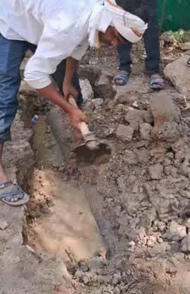 टीकमगढ़। लाइन चालू करने पर पाइप लाइन में लीकेज मिल गया है। नाली निर्माण के दौरान पानी की पाइप लाइन तोड़ दी गई थी। नलों में नाली का पानी आ रहा था। अब रिपेयरिंग शुरू हो गई है।