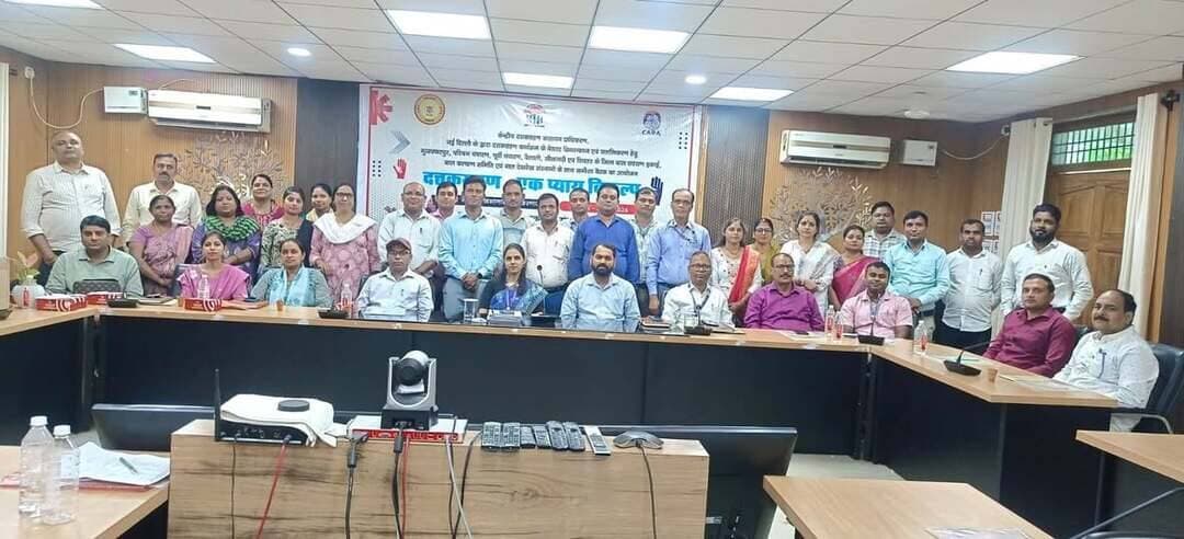 केन्द्रीय दत्तकग्रहण संसाधन प्राधिकरण, नई दिल्ली के सीनियर प्रोफेशनल- सुश्री अभिसारिका राय के निर्देशन एवं राज्य दत्तकग्रहण संसाधन अभिकरण के सुश्री कविता कुमारी, कार्यक्रम प्रबंधक एवम श्री विवेक रंजन सिंह, कार्यक्रम अधिकारी के समन्वय से जिला बाल संरक्षण इकाई, मुजफ्फवरपुर के द्वारा दत्तकग्रहण कार्यक्रम के बेहतर क्रियान्वयन एवं हितधारकों के सशक्तिकरण हेतु मुजफ्फरपुर, पश्चिम चंपारण, पूर्वी चंपारण, वैशाली, सीतामढ़ी एवं शिवहर के जिला बाल सरंक्षण इकाई, बाल कल्याण समिति एवं बाल देखरेख संस्थानों के साथ समीक्षा बैठक का आयोजन आज दिनांक 05.10 2026 को जिला सभागार, मुजफ्फरपुर में किया गया.
कार्यक्रम के दौरान उक्त जिलों में दत्तकग्रहण कार्यक्रम के क्रियान्वयन की विस्तृत समीक्षा की गई एवं मिशन वात्सल्य पोर्टल के तकनीकी पहलुओं के बारे में जानकारी दी गई.
कार्यक्रम के दौरान संबंधित जिलों के हितधारकों को विधिक दत्तकग्रहण के बारे में जिला के अस्पतालों, आँगनबाड़ी केंद्रों, विद्यालयों में जन जागरुकता एवं प्रचार-प्रसार करने हेतु निदेशित किया गया. मंच संचालन श्री राकेश कुमार, बाल संरक्षण पदाधिकारी के द्वारा किया गया.
श्री अभिषेक कुमार, प्रभारी सहायक निदेशक द्वारा धन्यवाद ज्ञापन के साथ कार्यक्रम का समापन किया गया.
उक्त कार्यक्रम में जिला प्रोग्राम पदाधिकारी (ICDS), संबंधित जिलों के सहायक निदेशक, जिला बाल संरक्षण इकाई, बाल विकास परियोजना पदाधिकारी, बाल संरक्षण पदाधिकारी, अध्यक्ष, बाल कल्याण समिति, अधीक्षक, बाल गृह/बालिका गृह, समन्वयक, विशिष्ट दत्तकग्रहण संस्थान उपस्थित रहे.
#CMSamrat
#samratchoudhary
CMO Bihar
Information & Public Relations Department, Government of Bihar
Social Welfare Department, Government of Bihar