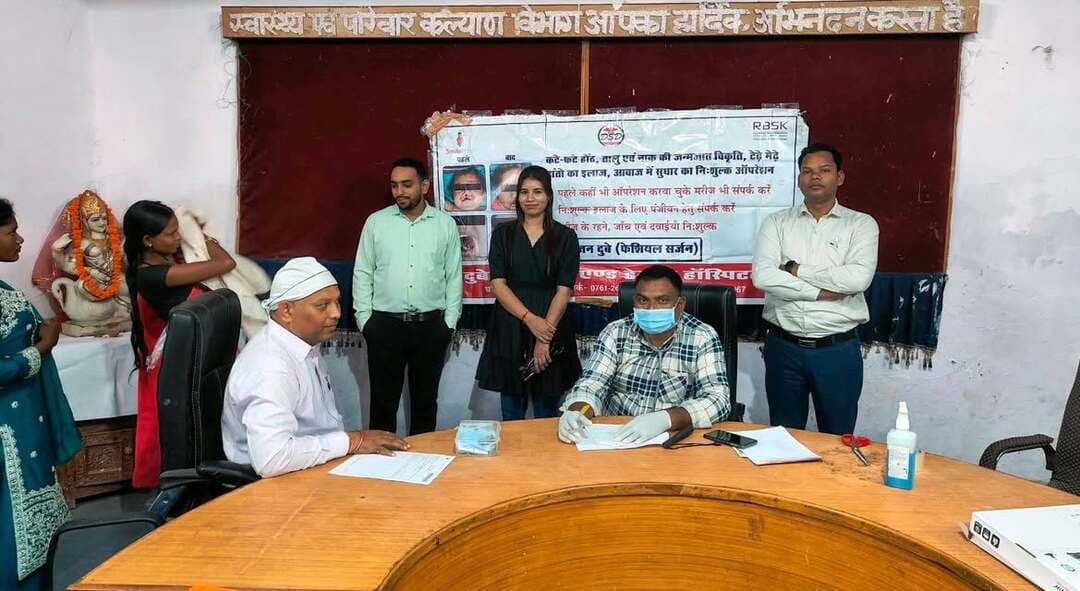 *जिला अस्पताल में निःशुल्क क्लेफ्ट स्क्रीनिंग शिविर संपन्न*
*कटे-फटे होंठ एवं तालू से पीड़ित 8 बच्चों का चयन, स्माइल ट्रेन इंडिया के सहयोग से होगी निःशुल्क सर्जरी*
कलेक्टर श्रीमती अंजू पवन भदौरिया के निर्देशन एवं मुख्य चिकित्सा एवं स्वास्थ्य अधिकारी डॉ. मनोज पांडेय के मार्गदर्शन में आज जिला चिकित्सालय डिंडौरी में स्माइल ट्रेन इंडिया एवं जबलपुर के दुबे सर्जिकल एंड डेंटल हॉस्पिटल के सहयोग से एक दिवसीय निःशुल्क क्लेफ्ट स्क्रीनिंग शिविर आयोजित किया गया। शिविर में विशेषज्ञ चिकित्सकों द्वारा कटे-फटे होंठ एवं तालू से पीड़ित बच्चों का स्वास्थ्य परीक्षण किया गया।
शिविर में जबलपुर से आए विशेषज्ञ चिकित्सक डॉ. के.के. पटेल ने बच्चों का परीक्षण कर आवश्यक चिकित्सकीय परामर्श दिया। जांच के दौरान कटे-फटे होंठ एवं तालू से संबंधित 8 नए बच्चों का चयन किया गया। चयनित बच्चों को आगामी उपचार एवं सर्जरी के लिए जबलपुर स्थित दुबे सर्जिकल एंड डेंटल हॉस्पिटल भेजा जाएगा, जहां स्माइल ट्रेन इंडिया के सहयोग से उनकी सर्जरी एवं उपचार की प्रक्रिया निःशुल्क की जाएगी।
जिले के विभिन्न विकासखंडों में कार्यरत आरबीएसके की टीम ने बच्चों को चिन्हित कर जिला चिकित्सालय तक पहुंचाने में महत्वपूर्ण भूमिका निभाई। शिविर में बच्चों के अभिभावकों को खान-पान, पोषण एवं उपचार के साथ स्पीच थेरेपी के संबंध में भी आवश्यक परामर्श दिया गया। इस पहल से जरूरतमंद बच्चों को समय पर विशेषज्ञ उपचार उपलब्ध कराने के साथ उनके बेहतर स्वास्थ्य एवं सामान्य जीवन की दिशा में महत्वपूर्ण सहयोग मिलेगा।
शिविर में डीपीएम श्री विक्रम सिंह ठाकुर, आरबीएसके कोऑर्डिनेटर श्री ओमप्रकाश उरैती, डीईआईएम श्री कमलेश रामटेके सहित स्वास्थ्य विभाग की टीम उपस्थित रही। एएनएम हुलसी मरकाम, एएनएम कविता पटेल सहित संबंधित कर्मचारियों ने शिविर के आयोजन में सहयोग प्रदान किया।
#sevasankalap #sevasankalapabhiyan #collectordindori #jansampark #Dindori #CleftScreening #SmileTrainIndia #FreeSurgery #ChildHealth #HealthCamp #MadhyaPradesh