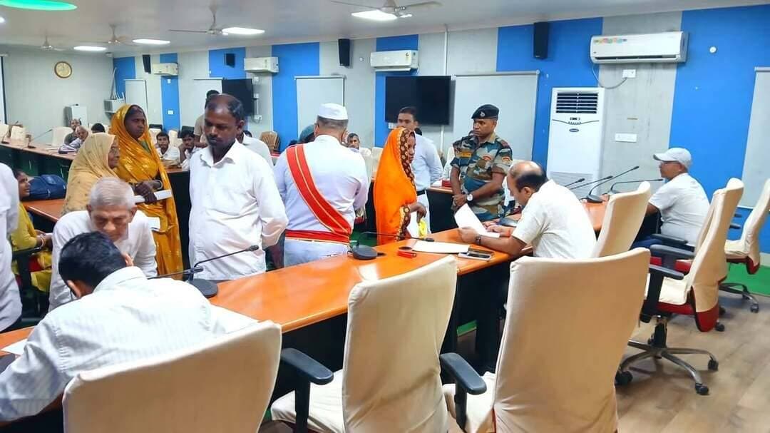 दिनांक: 05 अक्टूबर 2026
जन संवाद में जिलाधिकारी ने सुनीं आमजनों की समस्याएं, अधिकारियों को त्वरित एवं समयबद्ध निष्पादन का निर्देश..
समस्तीपुर। जिलाधिकारी, समस्तीपुर श्री रोशन कुशवाहा की अध्यक्षता में आज दिनांक 05 अक्टूबर 2026 को समाहरणालय स्थित सभाकक्ष में जन संवाद कार्यक्रम का आयोजन किया गया। कार्यक्रम में जिले के विभिन्न क्षेत्रों से पहुंचे आमजनों ने अपनी व्यक्तिगत एवं सार्वजनिक समस्याओं, शिकायतों एवं मांगों से संबंधित आवेदन जिलाधिकारी के समक्ष प्रस्तुत किए।
जिलाधिकारी ने जन संवाद में उपस्थित प्रत्येक आवेदक की समस्याओं को गंभीरतापूर्वक सुना तथा संबंधित मामलों की जानकारी लेते हुए उनके नियमानुसार समाधान के लिए संबंधित पदाधिकारियों को आवश्यक निर्देश दिए।
जन संवाद के दौरान भूमि एवं राजस्व संबंधी मामले, दाखिल-खारिज, परिमार्जन, अतिक्रमण, सामाजिक सुरक्षा पेंशन, प्रधानमंत्री आवास योजना, राशन कार्ड, विद्युत, सड़क, पेयजल, शिक्षा, स्वास्थ्य सहित विभिन्न विभागों से संबंधित जनहित के मामले सामने आए।
जिलाधिकारी ने संबंधित पदाधिकारियों को निर्देश दिया कि प्राप्त आवेदनों की गंभीरता से समीक्षा करते हुए निष्पक्ष, पारदर्शी एवं समयबद्ध तरीके से नियमानुसार कार्रवाई सुनिश्चित करें। उन्होंने स्पष्ट कहा कि जन शिकायतों के निष्पादन में किसी भी स्तर पर अनावश्यक विलंब अथवा शिथिलता स्वीकार नहीं की जाएगी।
उन्होंने कहा कि जिन मामलों का समाधान जिला अथवा प्रखंड स्तर पर संभव है, उनका शीघ्र निष्पादन सुनिश्चित किया जाए। वहीं जिन मामलों में स्थल जांच, विभागीय समन्वय अथवा अन्य आवश्यक प्रक्रिया की जरूरत है, उनमें भी निर्धारित समय-सीमा के भीतर कार्रवाई पूरी की जाए।
जिलाधिकारी ने अधिकारियों को यह भी निर्देश दिया कि शिकायतों के निष्पादन की नियमित समीक्षा एवं अनुश्रवण किया जाए तथा कार्रवाई पूर्ण होने के उपरांत संबंधित आवेदक को इसकी जानकारी उपलब्ध कराई जाए, ताकि आम नागरिकों को अपनी समस्याओं के समाधान के लिए अनावश्यक रूप से कार्यालयों का चक्कर न लगाना पड़े।
जन संवाद के दौरान अपर समाहर्ता श्री ब्रजेश कुमार, जिला पंचायत राज पदाधिकारी श्री विष्णु देव मंडल, राजस्व प्रभारी श्री धर्मराज, सहायक निदेशक सामाजिक सुरक्षा श्रीमती साक्षी सहित विभिन्न विभागों के जिला स्तरीय पदाधिकारी एवं संबंधित कर्मी उपस्थित थे।
#Samastipur #Bihar #DistrictAdministration #JanSamvad #PublicService #DMsamastipur #samratchoudhary #CMSamrat #जनताकीआवाज #जनसंवाद
CMO Bihar
Information & Public Relations Department, Government of Bihar
