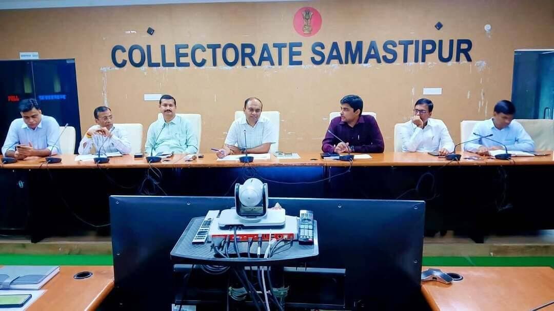 दिनांक: 05 अक्टूबर 2026...
स्नातक एवं शिक्षक निर्वाचन 2026 की तैयारियों को लेकर जिलाधिकारी ने की समीक्षा..
बिहार विधान परिषद के स्नातक एवं शिक्षक निर्वाचन क्षेत्रों के द्विवार्षिक निर्वाचन, 2026 को स्वच्छ, निष्पक्ष, पारदर्शी एवं शांतिपूर्ण वातावरण में संपन्न कराने को लेकर जिला निर्वाचन पदाधिकारी-सह-जिलाधिकारी, समस्तीपुर श्री रोशन कुशवाहा की अध्यक्षता में समाहरणालय सभागार में निर्वाचन से संबंधित तैयारियों की समीक्षा की गई।
बैठक में निर्वाचन कार्य के लिए गठित विभिन्न कोषांगों के प्रभारी पदाधिकारियों से अब तक की गई तैयारियों एवं कार्यों की बिंदुवार समीक्षा की गई। जिलाधिकारी ने सभी प्रभारी पदाधिकारियों को भारत निर्वाचन आयोग एवं निर्वाचन विभाग, बिहार द्वारा जारी दिशा-निर्देशों का अक्षरशः अनुपालन सुनिश्चित करने का निर्देश दिया।
जिलाधिकारी ने कहा कि निर्वाचन एक महत्वपूर्ण संवैधानिक प्रक्रिया है। अतः सभी कोषांग अपने-अपने दायित्वों का निर्वहन पूरी गंभीरता, पारदर्शिता एवं समयबद्धता के साथ करें। निर्वाचन कार्य में किसी भी स्तर पर लापरवाही अथवा शिथिलता स्वीकार नहीं की जाएगी।
बैठक में कार्मिक कोषांग को मतदान एवं अन्य निर्वाचन कार्यों के लिए आवश्यक कर्मियों की उपलब्धता, प्रतिनियुक्ति एवं प्रशिक्षण की कार्रवाई समयबद्ध रूप से पूर्ण करने का निर्देश दिया गया। परिवहन कोषांग को पर्याप्त संख्या में वाहनों की उपलब्धता एवं निर्वाचन कार्य के लिए उनके समुचित उपयोग की व्यवस्था सुनिश्चित करने को कहा गया।
इसी प्रकार सामग्री कोषांग को निर्वाचन से संबंधित आवश्यक सामग्रियों की उपलब्धता, सुरक्षित भंडारण एवं मतदान दलों को समय पर सामग्री उपलब्ध कराने की व्यवस्था सुनिश्चित करने का निर्देश दिया गया। प्रेक्षक कोषांग को निर्वाचन प्रेक्षकों से संबंधित सभी आवश्यक व्यवस्थाएं समय पर पूर्ण करने को कहा गया।
निर्वाचन कोषांग को निर्वाचन आयोग द्वारा निर्धारित कार्यक्रम एवं दिशा-निर्देशों के अनुरूप सभी प्रक्रियाओं का समुचित समन्वय करते हुए ससमय निष्पादन सुनिश्चित करने का निर्देश दिया गया। वहीं मीडिया कोषांग को निर्वाचन से संबंधित अधिकृत एवं प्रमाणिक सूचनाओं का समयबद्ध प्रसार सुनिश्चित करने तथा निर्वाचन प्रक्रिया के संबंध में मतदाताओं को आवश्यक जानकारी उपलब्ध कराने पर विशेष ध्यान देने को कहा गया।
जिलाधिकारी ने सभी कोषांगों के प्रभारी पदाधिकारियों को आपसी समन्वय एवं नियमित अनुश्रवण के साथ कार्य करने का निर्देश देते हुए कहा कि निर्वाचन की प्रत्येक प्रक्रिया में भारत निर्वाचन आयोग के दिशा-निर्देशों एवं निर्धारित मानकों का पूर्ण अनुपालन सुनिश्चित किया जाए।
बैठक में उप विकास आयुक्त, समस्तीपुर श्री सूर्य प्रताप सिंह, अपर समाहर्ता श्री ब्रजेश कुमार, अपर समाहर्ता, आपदा प्रबंधन श्री राजेश सिंह सहित विभिन्न कोषांगों के प्रभारी पदाधिकारी एवं संबंधित पदाधिकारी उपस्थित थे।
#Samastipur #BiharElection2026 #GraduateElection #Election2026 #DistrictAdministration #SamastipurAdministration #स्वच्छनिष्पक्षपारदर्शीचुनाव #निर्वाचन2026
#CMSamrat
#samratchoudhary
CMO Bihar
Information & Public Relations Department, Government of Bihar
Chief Electoral Officer, Bihar