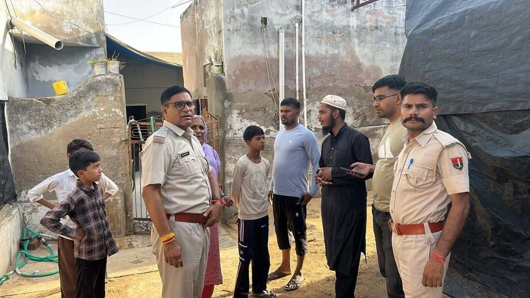 एरिया डोमिनेशन' अभियान के तहत 100 से अधिक असामाजिक तत्व व वांछित आरोपी गिरफ्तार
डीडवाना। जिले में अपराधों पर अंकुश लगाने और अपराधियों में खौफ पैदा करने के उद्देश्य से पुलिस अधीक्षक डॉ. प्यारे लाल शिवरान के निर्देशन में एक दिवसीय विशेष 'एरिया डोमिनेशन अभियान' चलाया गया। इस अभियान के दौरान पुलिस की टीमों ने पूरे जिले में ताबड़तोड़ दबिश देकर 100 से अधिक अपराधियों और बदमाशों को सलाखों के पीछे पहुंचा दिया।पुलिस अधीक्षक ने बताया कि जिले में कानून-व्यवस्था मजबूत करने और वांछित अपराधियों की धरपकड़ के लिए संपूर्ण जिले में यह कार्रवाई की गई। अभियान को सफल बनाने के लिए 211 पुलिस अधिकारियों और जवानों को शामिल कर 51 विशेष टीमों का गठन किया गया था। इन टीमों ने जिले के 307 चिन्हित ठिकानों पर एक साथ दबिश दी।वांछित एवं इनामी बदमाश धरे गए: पुलिस ने कार्रवाई करते हुए 2 इनामी बदमाशों, जघन्य मामलों में वांछित 7 आरोपियों और सामान्य प्रकरणों में वांछित 15 आरोपियों को गिरफ्तार किया।वारंटियों पर शिकंजा: वर्षों से फरार चल रहे 19 स्थाई वारंटियों और 22 गिरफ्तारी वारंटियों का निस्तारण करते हुए उन्हें गिरफ्तार किया गया।बदमाशों पर नकेल: क्षेत्र में शांति भंग करने और उपद्रव फैलाने की आशंका में 51 असामाजिक/बदमाश प्रवृत्ति के लोगों को धारा 126-170 BNSS के तहत पाबंद व गिरफ्तार किया गया। एनडीपीएस एक्ट मादक पदार्थों के खिलाफ कार्रवाई करते हुए चितावा, नावांशहर और गच्छीपुरा में 3 प्रकरण दर्ज किए गए।आबकारी अधिनियम: अवैध शराब के खिलाफ चलाए गए अभियान में डीडवाना, कुचामन, मकराना, पीलवा, बडू, जसवंतगढ़ और निम्बीजोधा में कुल 6 मामले दर्ज किए गए।आर्म्स एक्ट व आरपीजीओ: परबतसर में आर्म्स एक्ट का 1 मामला तथा कुचामनसिटी व नावांशहर में 13 आरपीजीओ एक्ट के तहत 3 मामले दर्ज किए गए।इसके अलावा आरएनसी एक्ट के 3 और जुआ अधिनियम के तहत 3 मामले दर्ज किए गए।पुलिस प्रशासन ने स्पष्ट किया है कि आमजन में विश्वास और अपराधियों में डर कायम करने के लिए जिला पुलिस पूरी तरह प्रतिबद्ध है। अपराधियों और अवैध कारोबार में लिप्त लोगों के खिलाफ 'जीरो टॉलरेंस' नीति के तहत आगे भी इस प्रकार की सख्त कार्रवाइयां जारी रहेंगी।