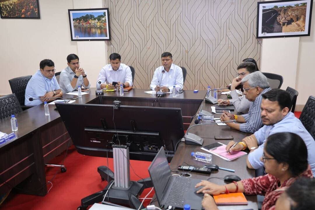 📌 सीएम हेल्पलाइन शिकायतों के त्वरित निराकरण के निर्देश
कलेक्टर श्री रौशन कुमार सिंह ने 50 दिन से अधिक समय से लंबित सीएम हेल्पलाइन शिकायतों का निराकरण एक सप्ताह में करने के निर्देश दिए।
उन्होंने फोर्स क्लोज शिकायतों के फॉलोअप में लापरवाही पर संबंधित अधिकारियों के विरुद्ध कार्रवाई की चेतावनी दी।
बैठक में जन विश्वास अभियान एवं सेवा संकल्प अभियान की गतिविधियों की भी समीक्षा की गई।
Jansampark Madhya Pradesh
Dr Mohan Yadav
JDjansampark Ujjain
Collector Office Ujjain